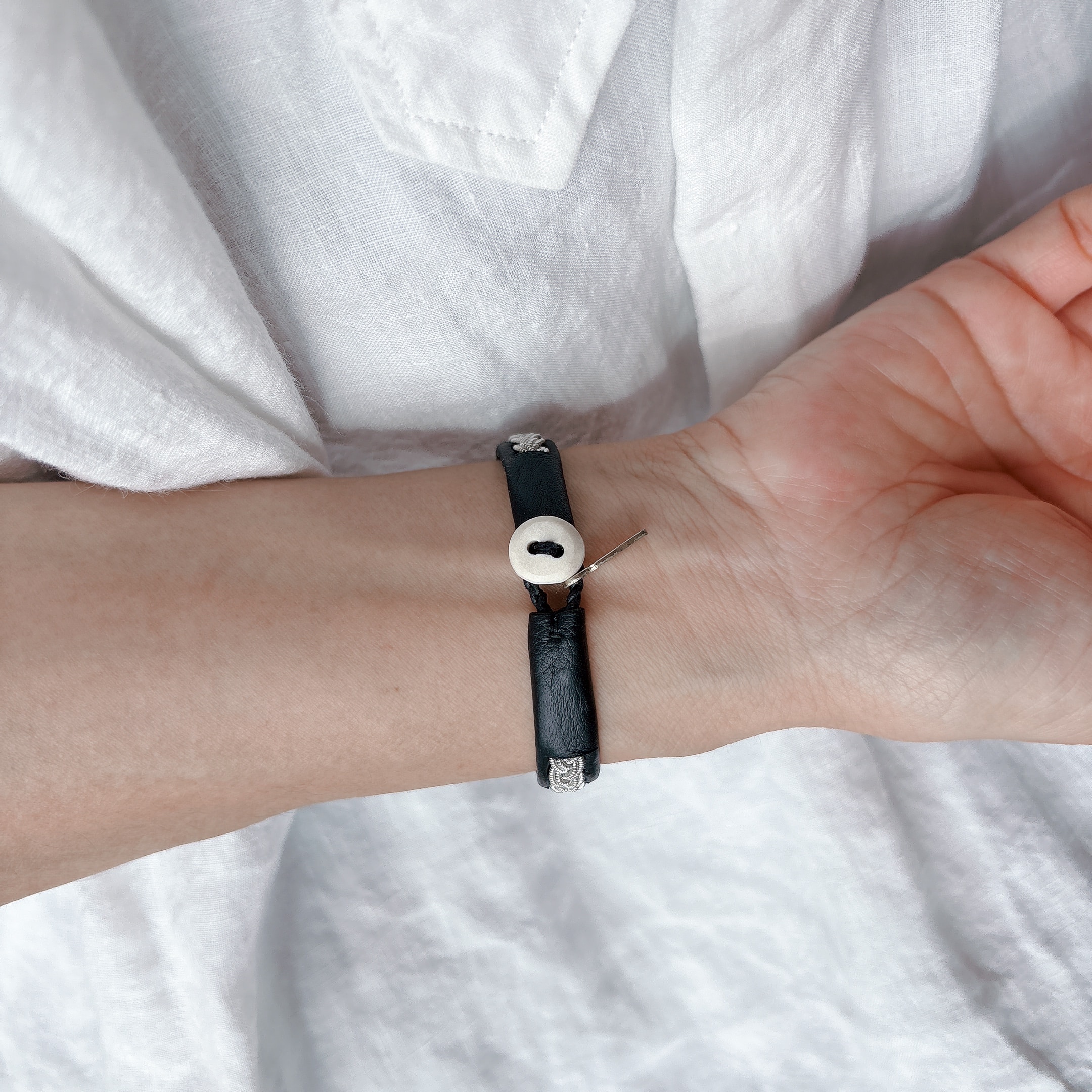 出来上がったサーミブレスレットを手首にはめた様子