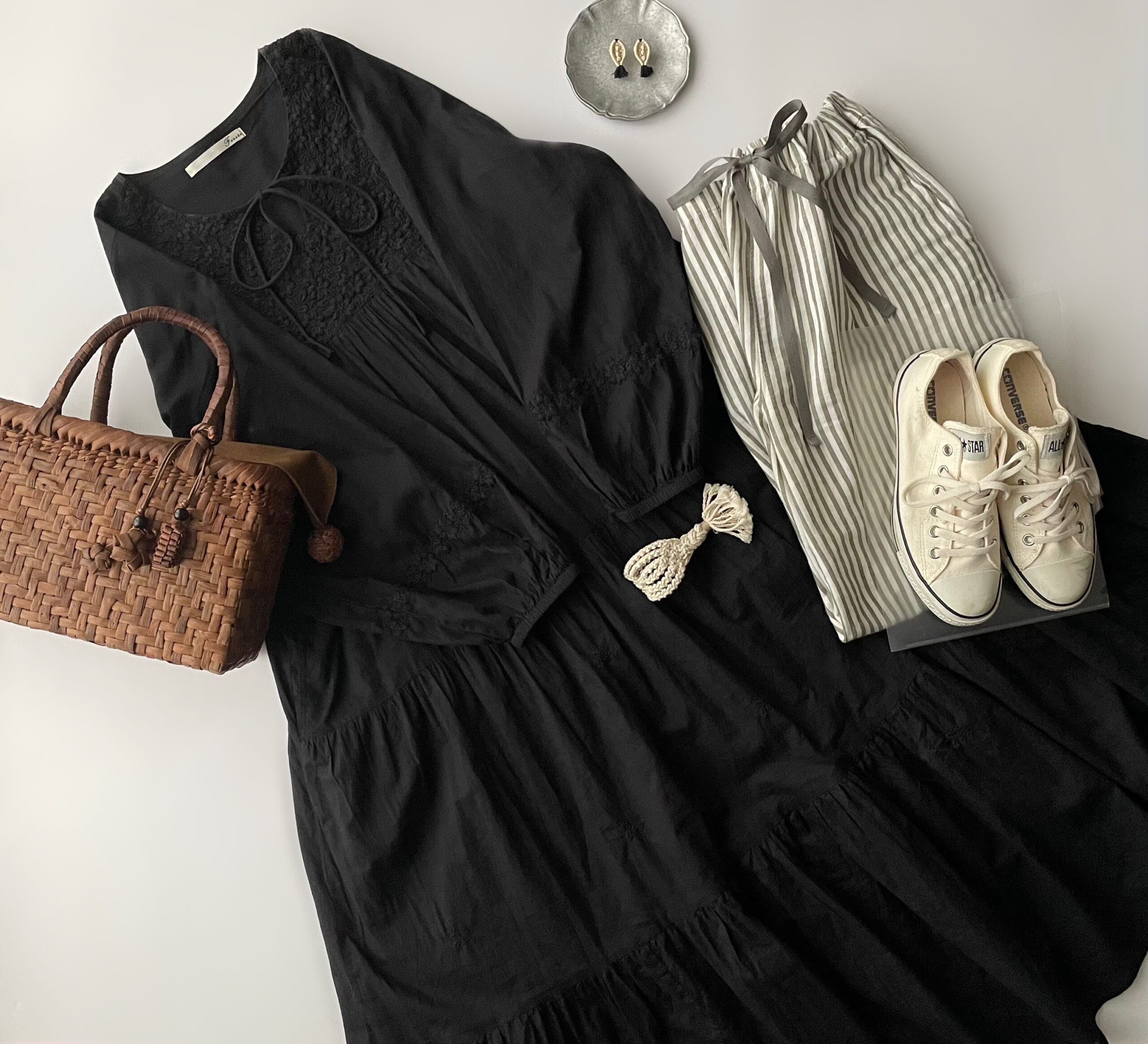 40代女性の2025年9月中旬コーデ、Fanakaの黒の刺繍ワンピースにGUのストライプパンツを合わせたフラットレイ画像。