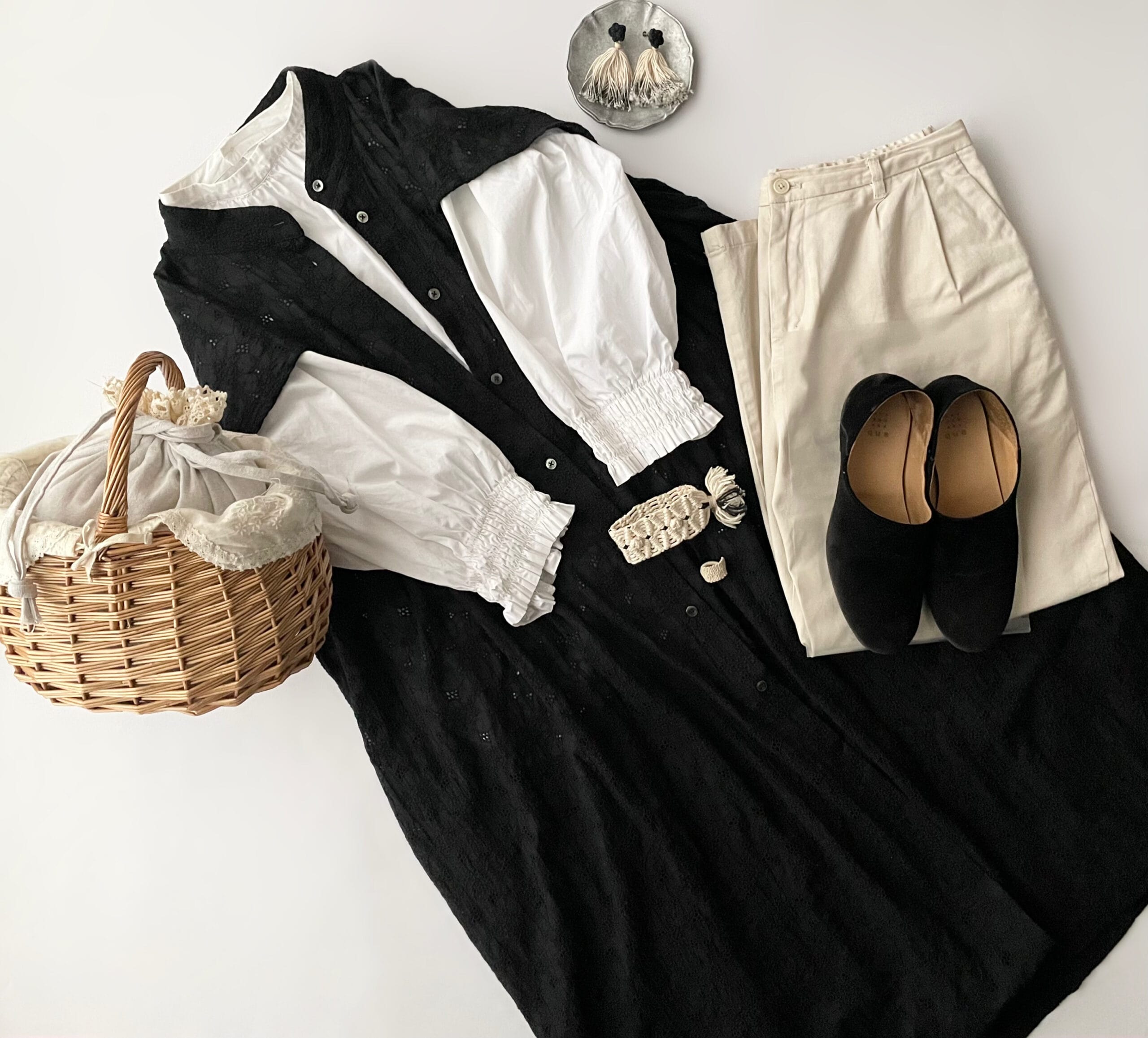 40代女性の2025年9月中旬コーデ、ユニクロのギャザーブラウス・無印良品の白のリネン混パンツの上にSarahの黒の刺繍ジレを羽織っている。