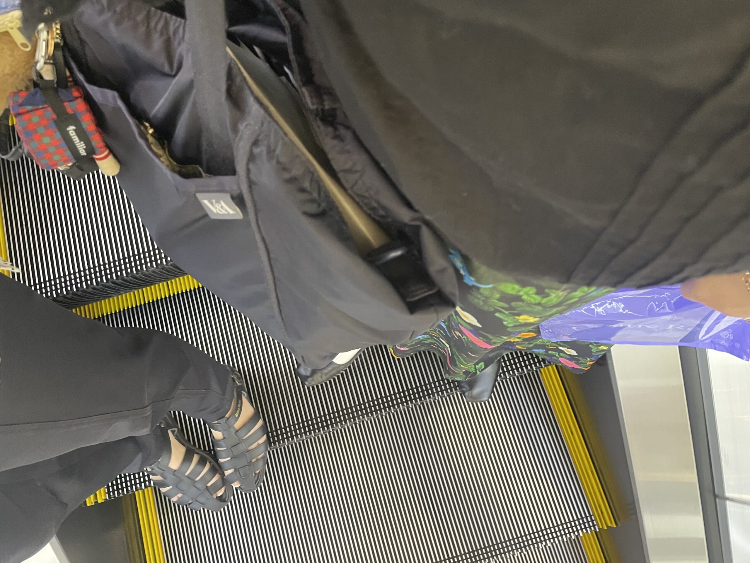 40代女性の2025年9月中旬コーデ、足元写真【その4】。