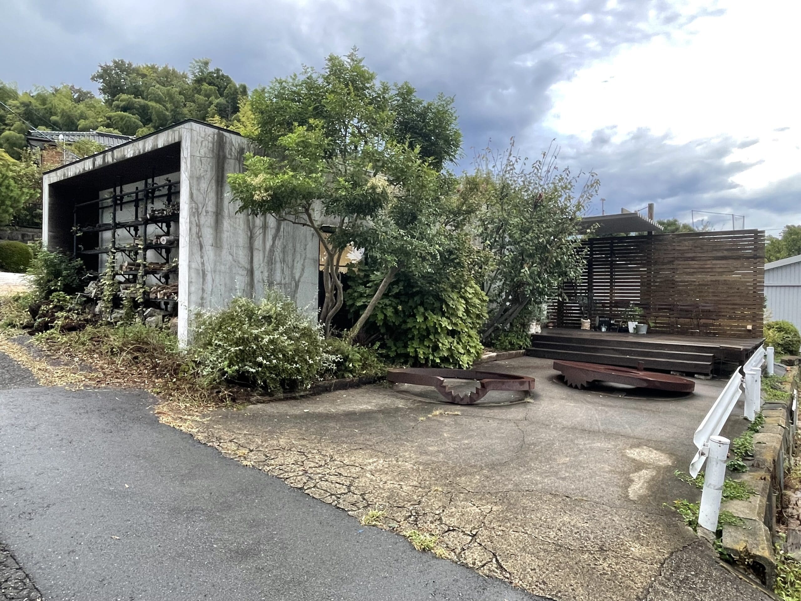 寺家ふるさと村内のギャラリーJIKE HAUSの外観。