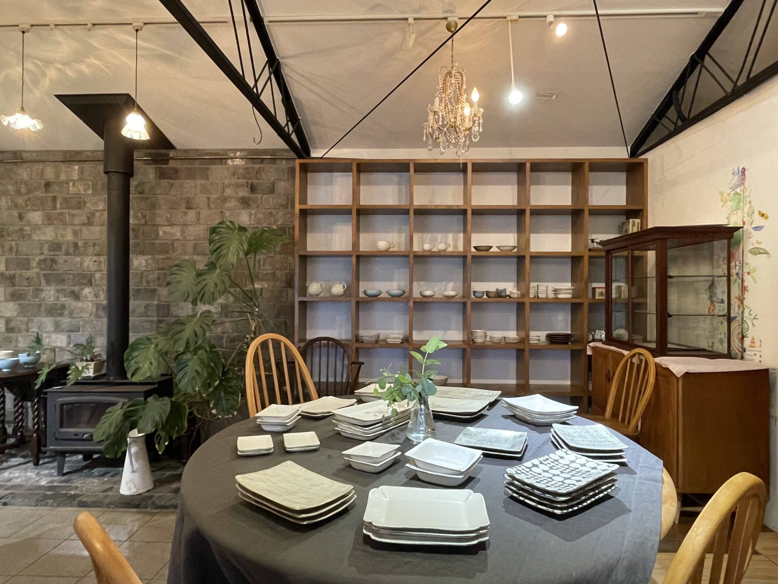 寺家ふるさと村のギャラリーJIKE HAUSで開催中の、「石岡信之　うつわ展」2025の様子【その2】