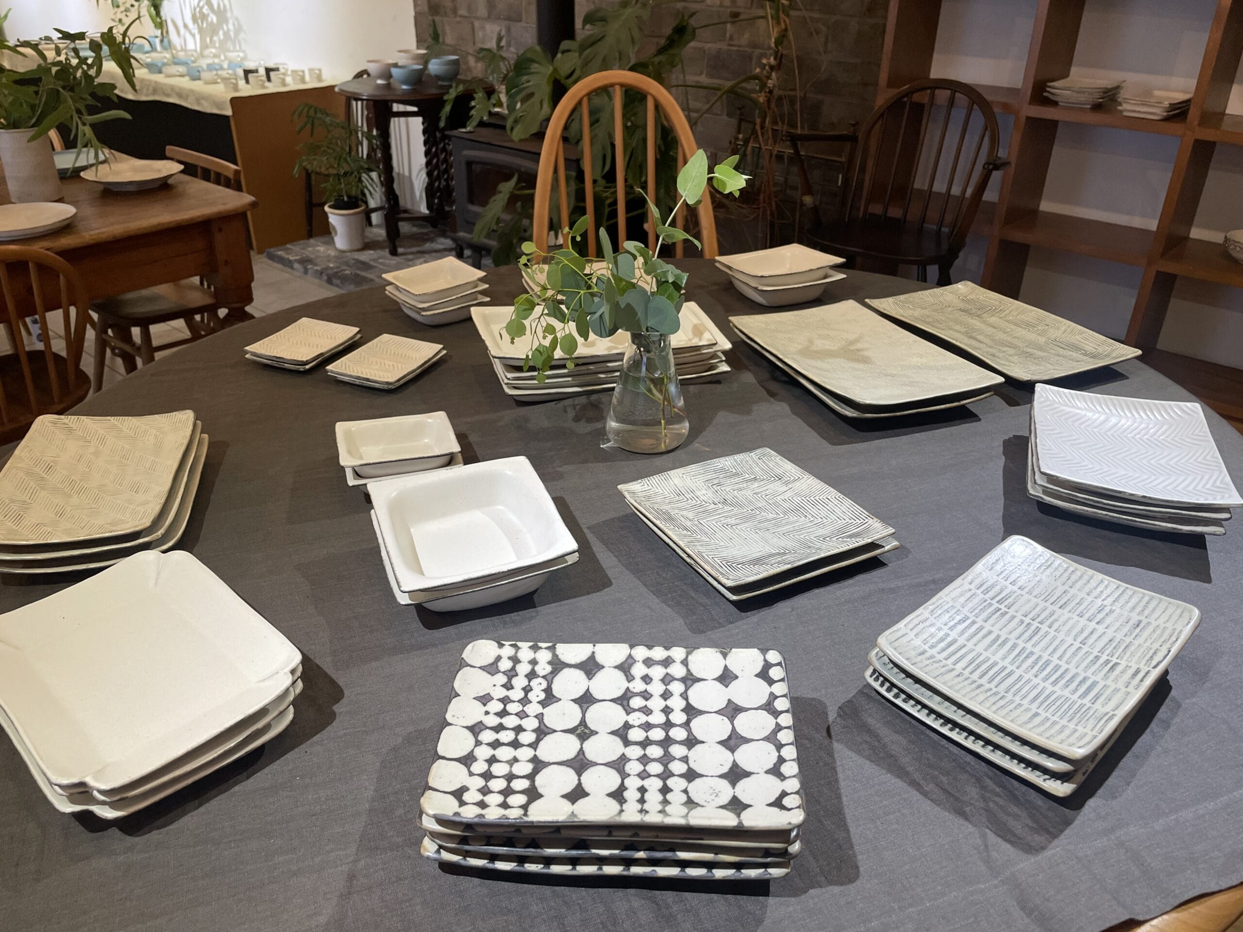 寺家ふるさと村のギャラリーJIKE HAUSで開催中の、「石岡信之　うつわ展」2025の様子【その9】