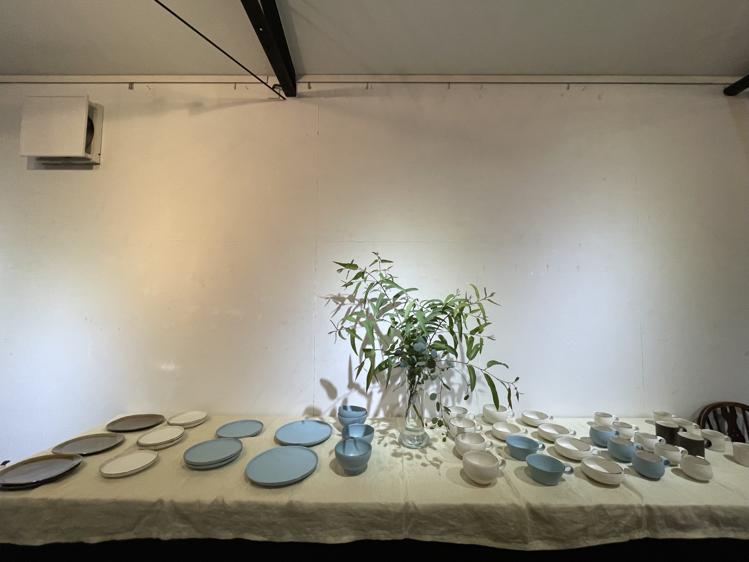 寺家ふるさと村のギャラリーJIKE HAUSで開催中の、「石岡信之　うつわ展」2025の様子【その5】