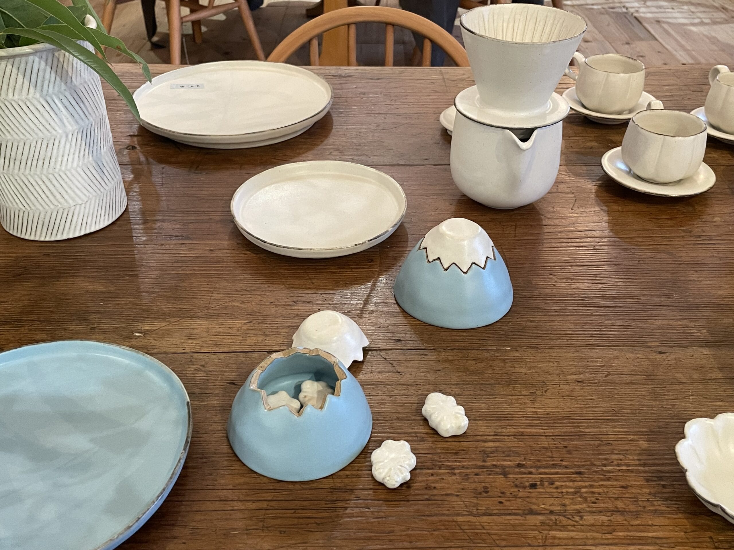 寺家ふるさと村のギャラリーJIKE HAUSで開催中の、「石岡信之　うつわ展」2025の様子【その9】