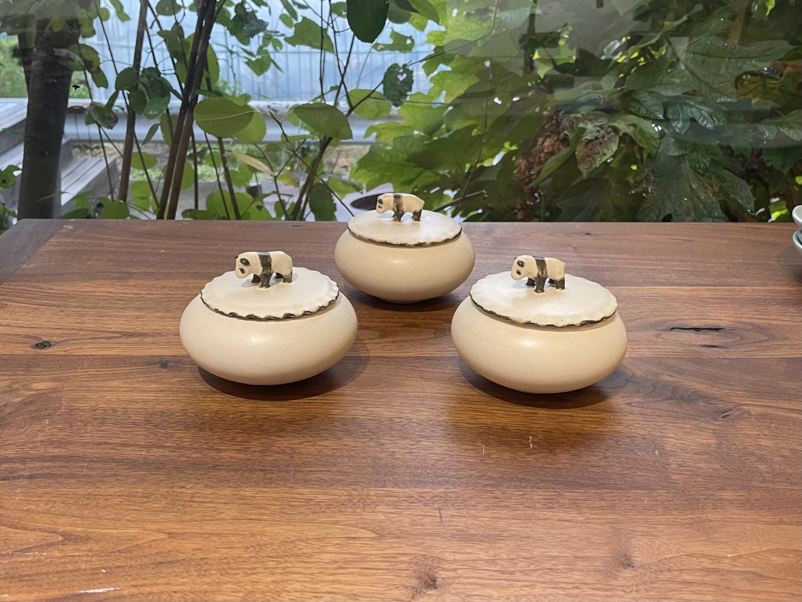 寺家ふるさと村のギャラリーJIKE HAUSで開催中の、「石岡信之　うつわ展」2025の様子【その10】パンダの付いた蓋モノの陶器。