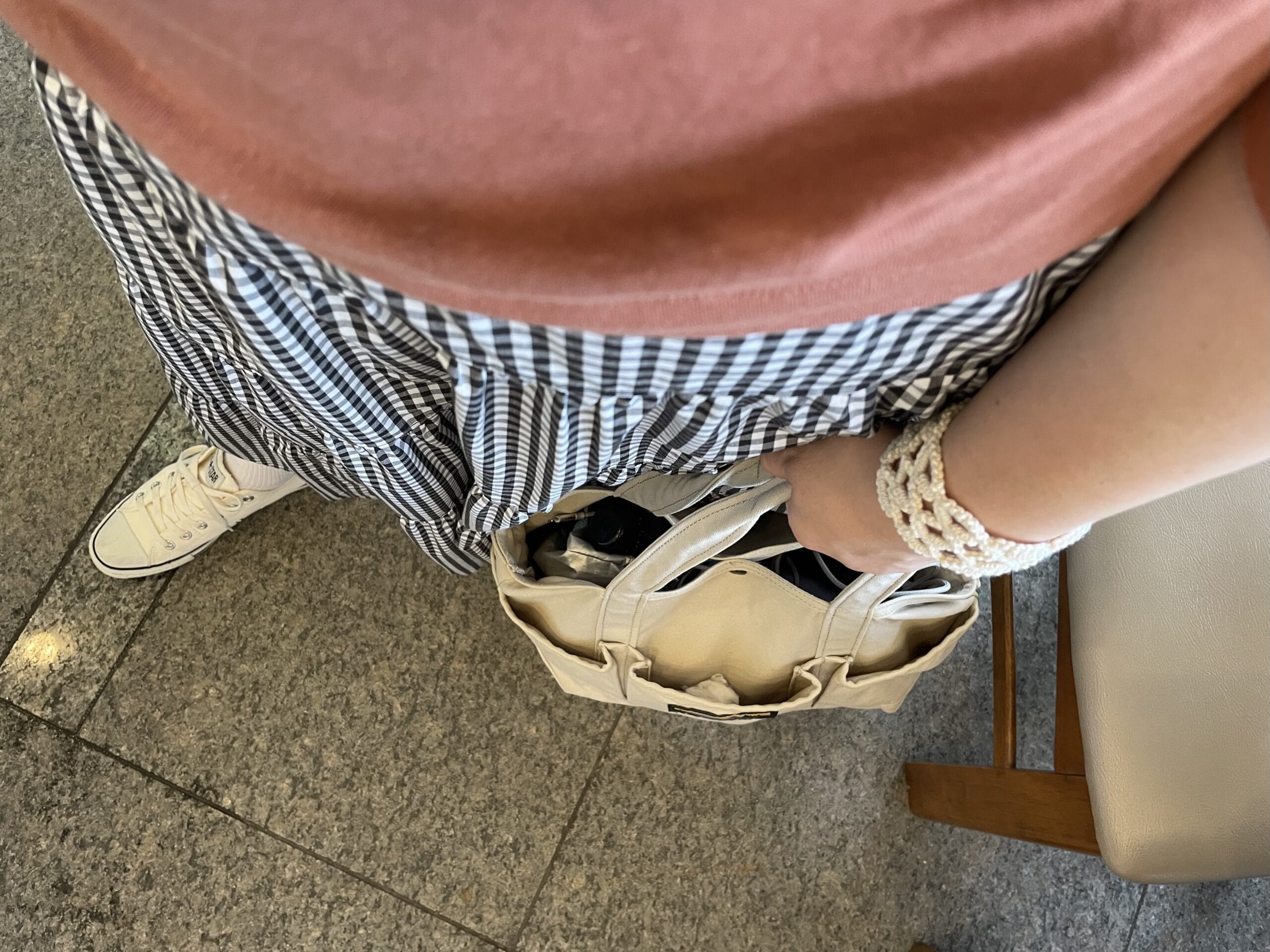 40代女性の2025年9月中旬コーデ、足元写真【その5】。