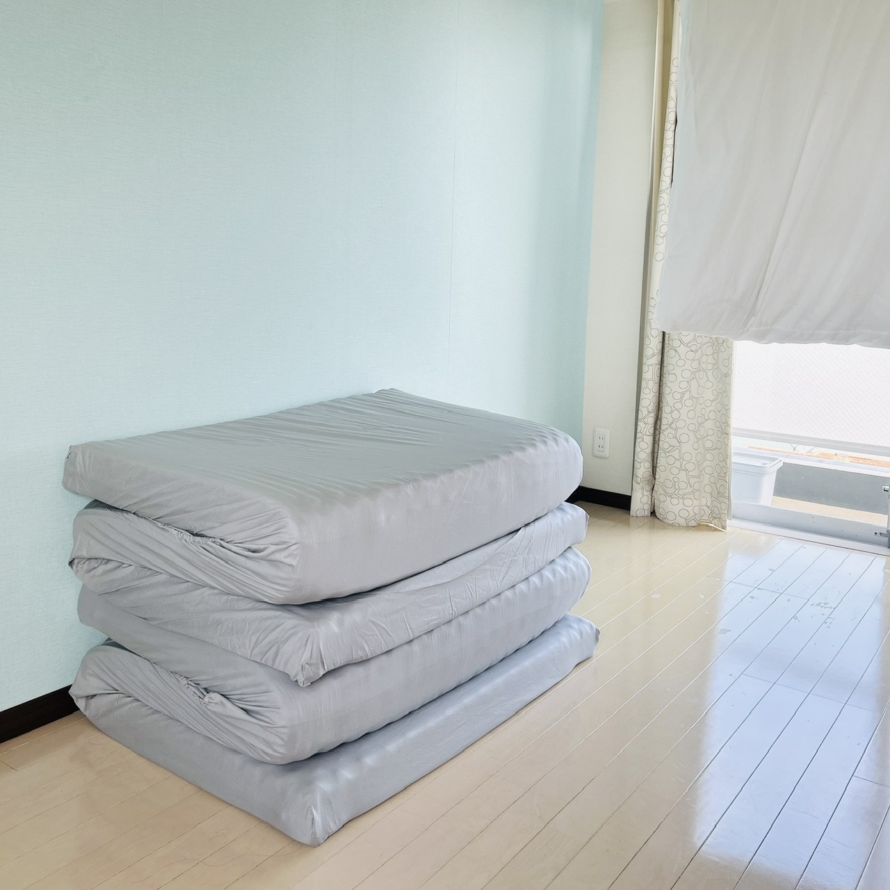 昭和西川のムアツマットレスをたたんで重ね置きする様子