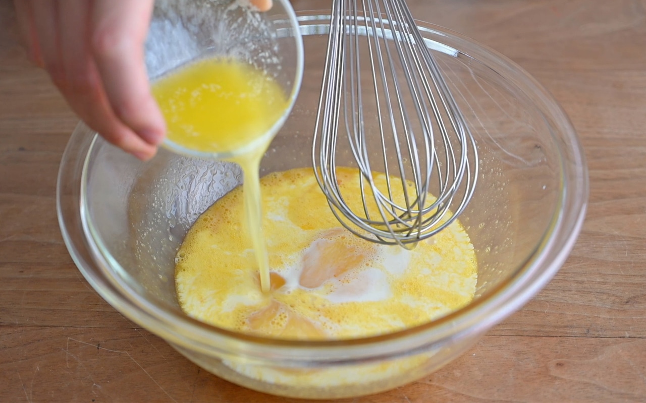 牛乳と溶かしたバターを加えて、ツヤが出るまでよく混ぜ合わせる。