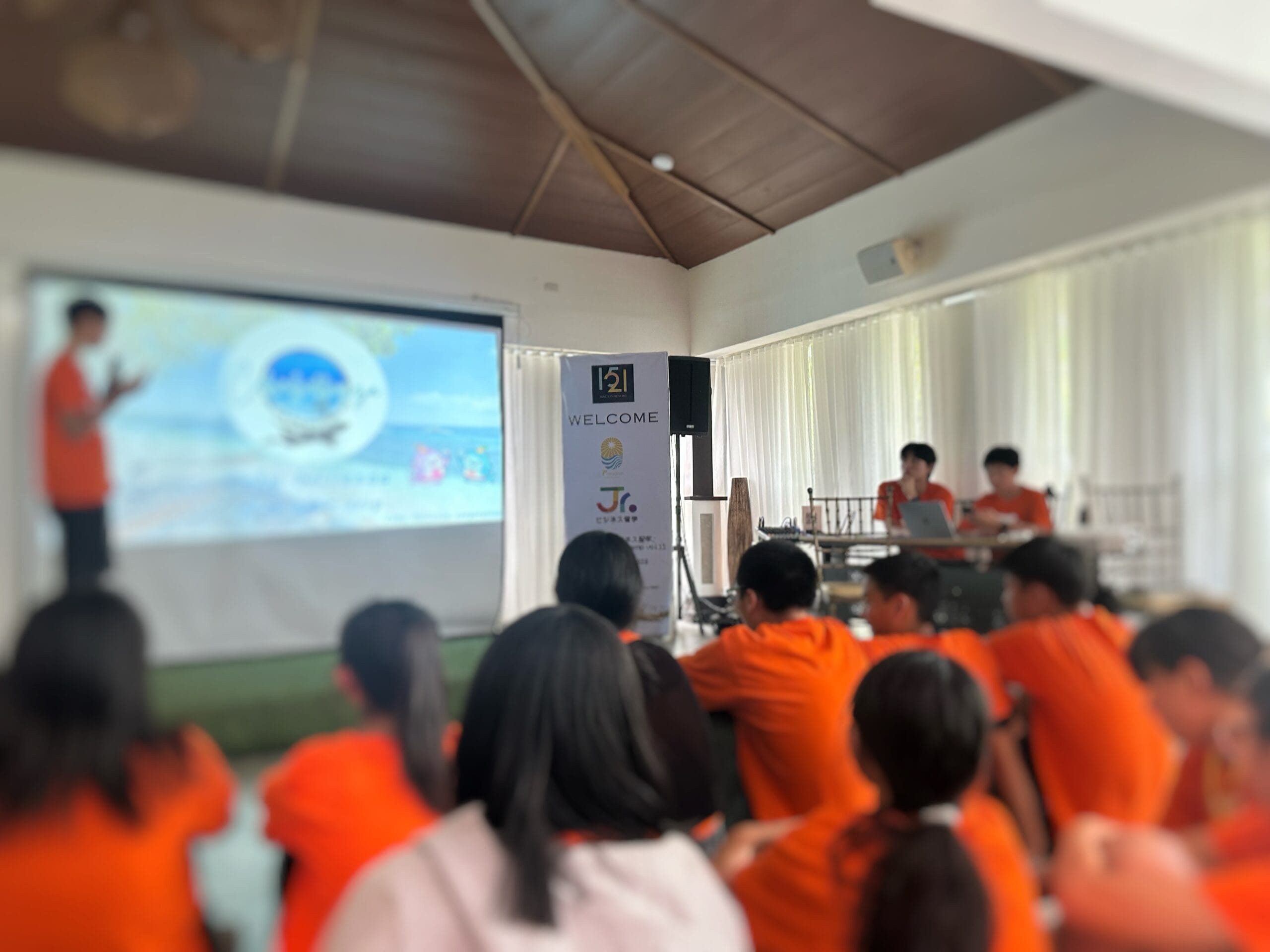 プレゼンテーションする中学生