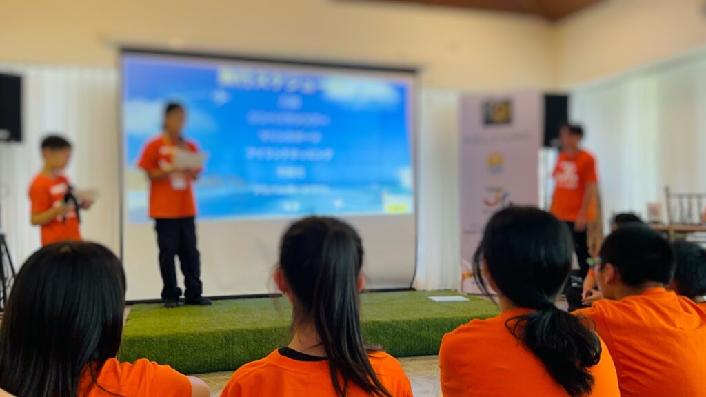 プレゼンテーションをする小学生