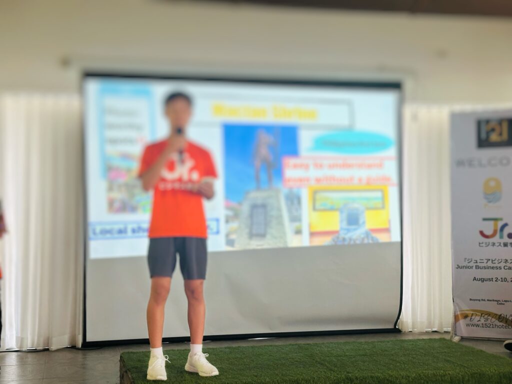 プレゼンテーションをする中学生