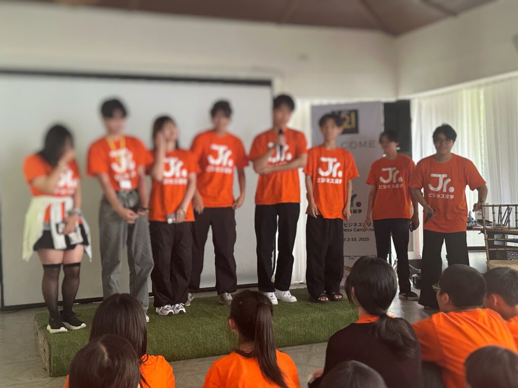 プレゼンテーションをする高校生