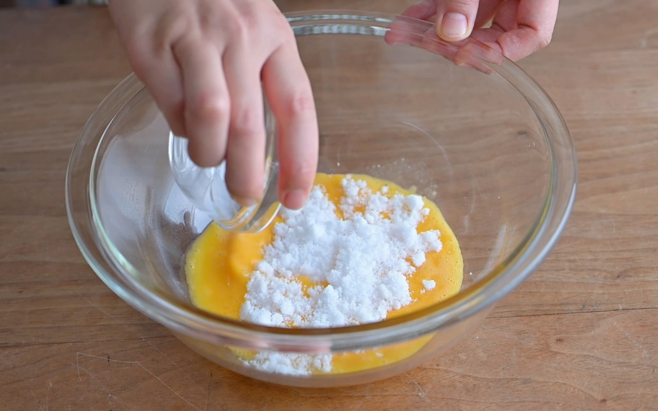 ボウルに卵を割り入れて泡立て器でほぐし、砂糖を加えてよく混ぜる。