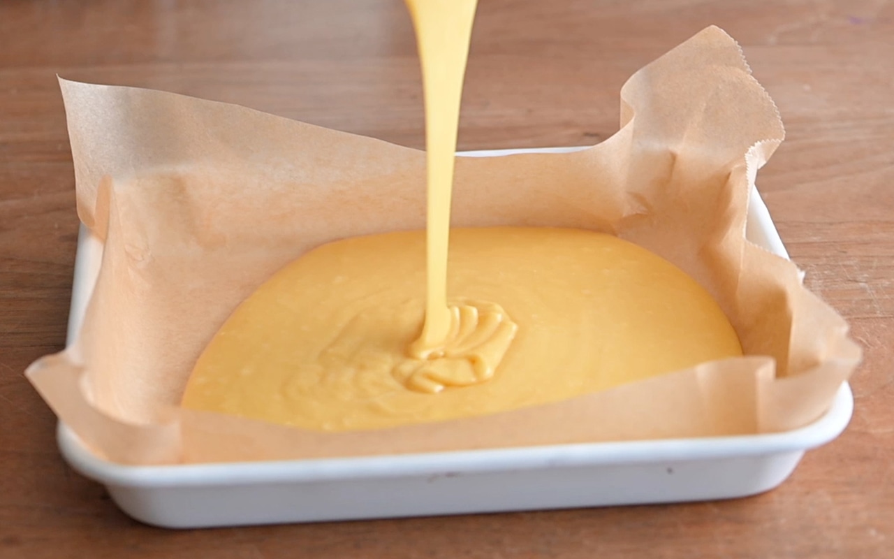 バットにオーブンペーパーを敷き、②の生地を流し入れる。