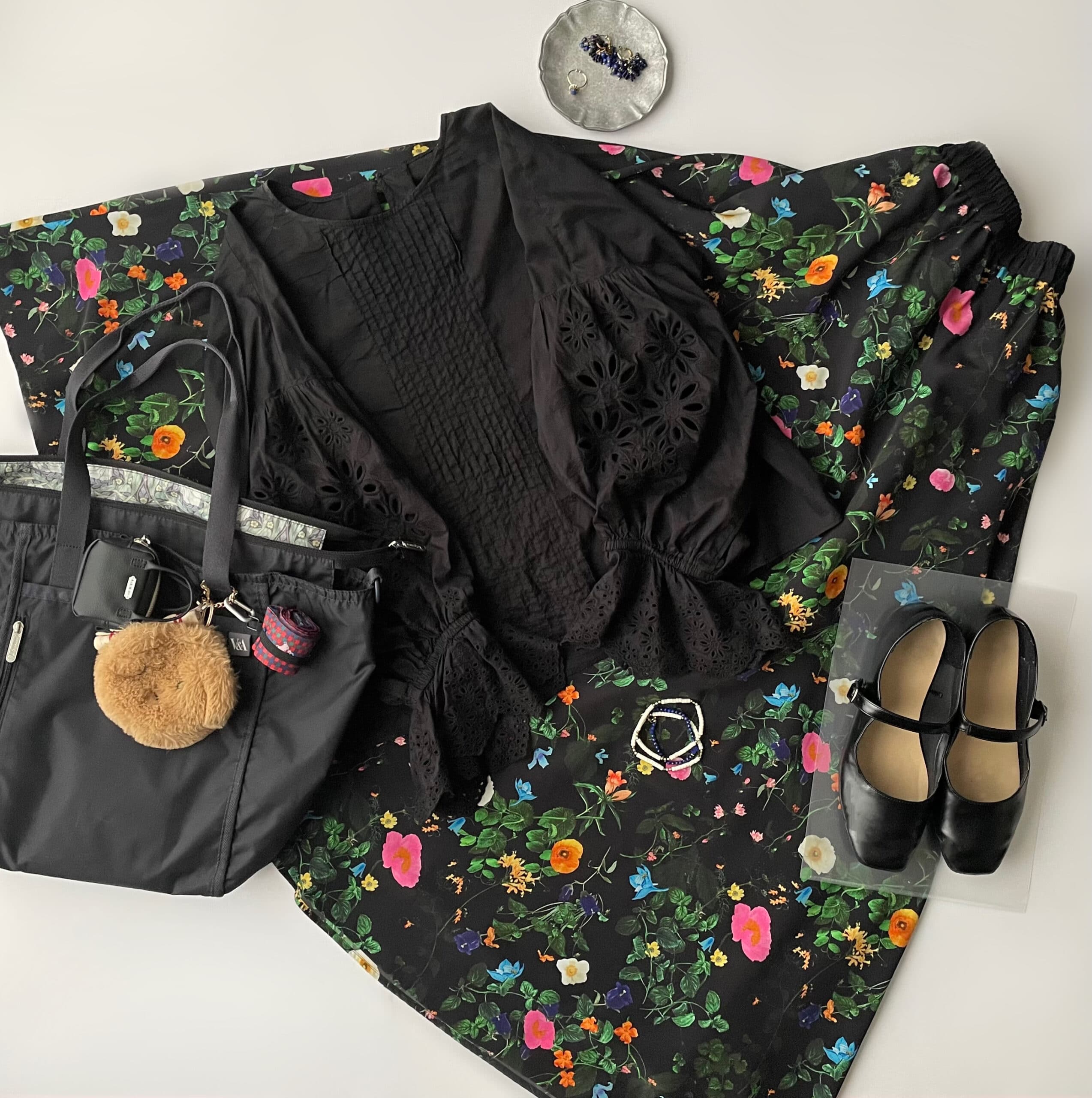 40代女性の2025年9月中旬コーデ、ミスティウーマンの黒のレースブラウスにノイズメーカーのボタニカル柄スカート(黒)を合わせているフラットレイ画像。