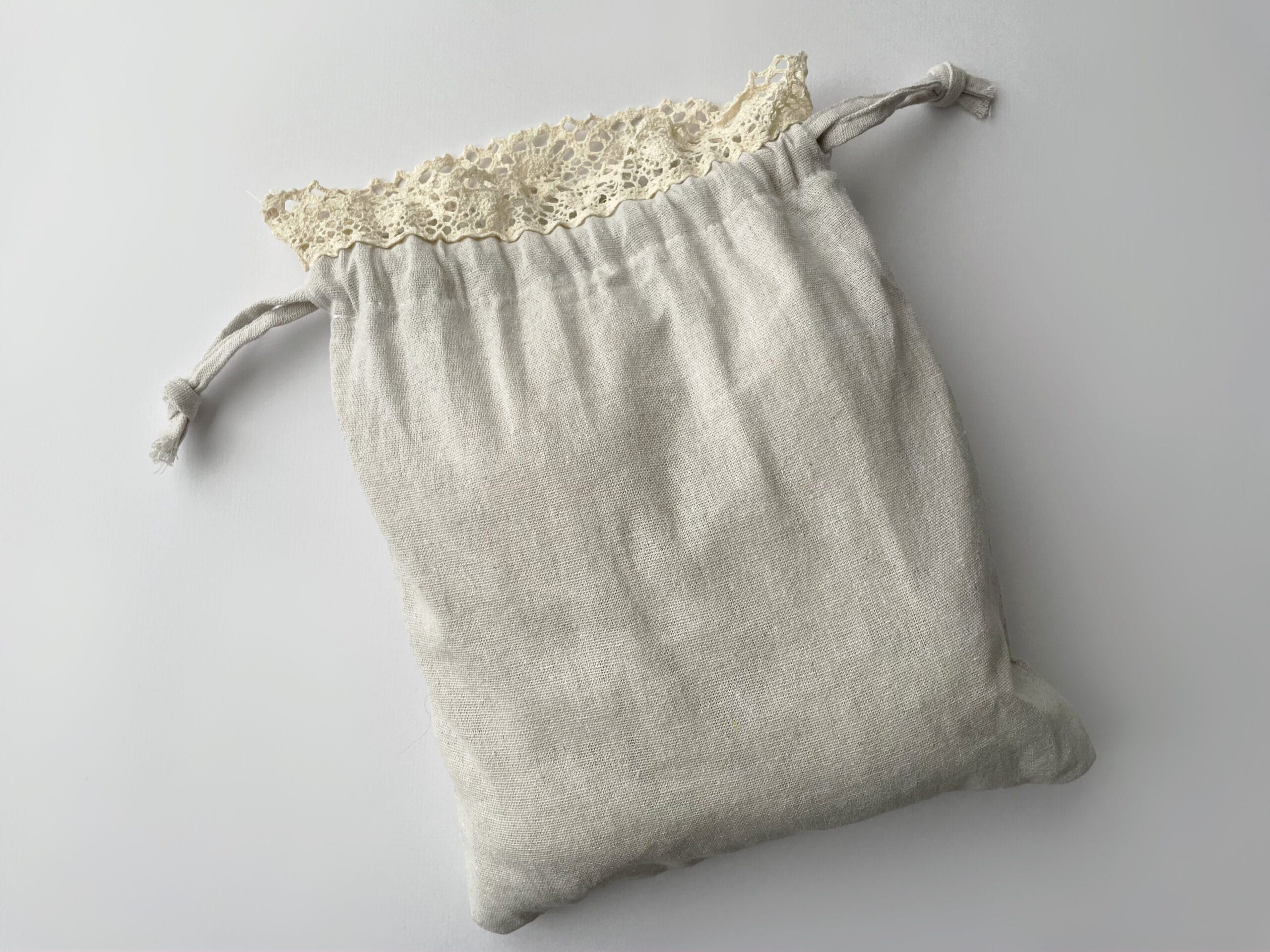 ナチュラルキッチンのレースの巾着袋。口を広げた写真