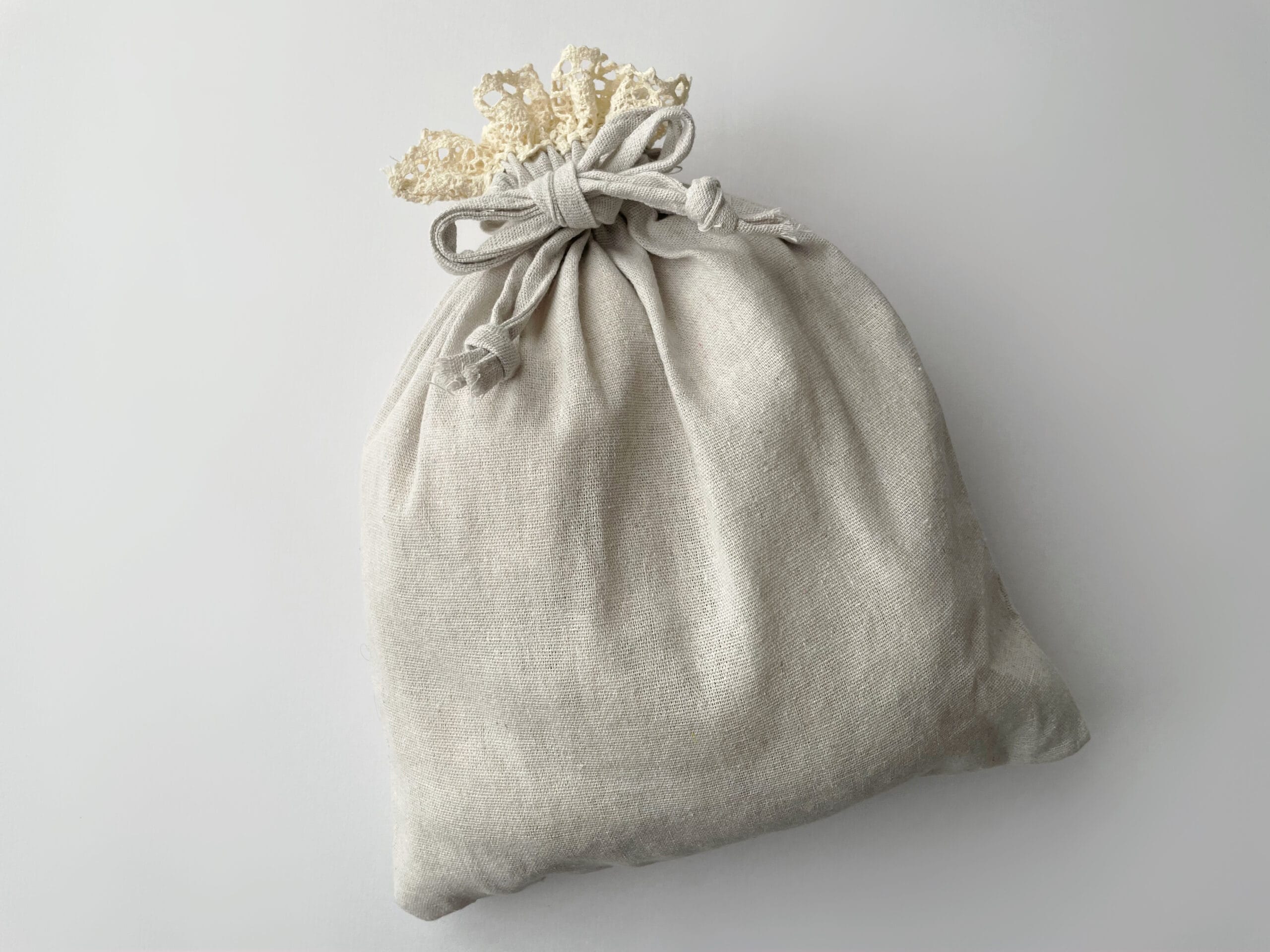 ナチュラルキッチンの巾着袋、口を絞って紐を結んだ写真