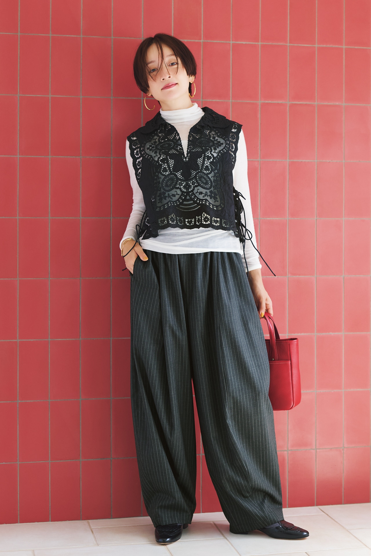 高山 都さんのCurensology（カレンソロジー）【洗える】エンブロイダリーブラウスとCurensology（カレンソロジー）ウールストレッチドロストパンツのコーデ