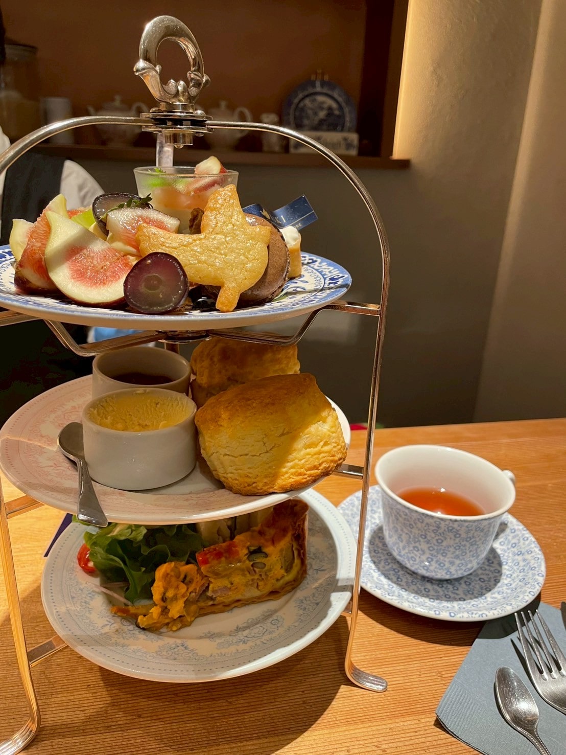 紅茶とスコーンの専門店〈KIKI〉秋限定アフタヌーンティーセット　「秋、恋し。」3段プレート