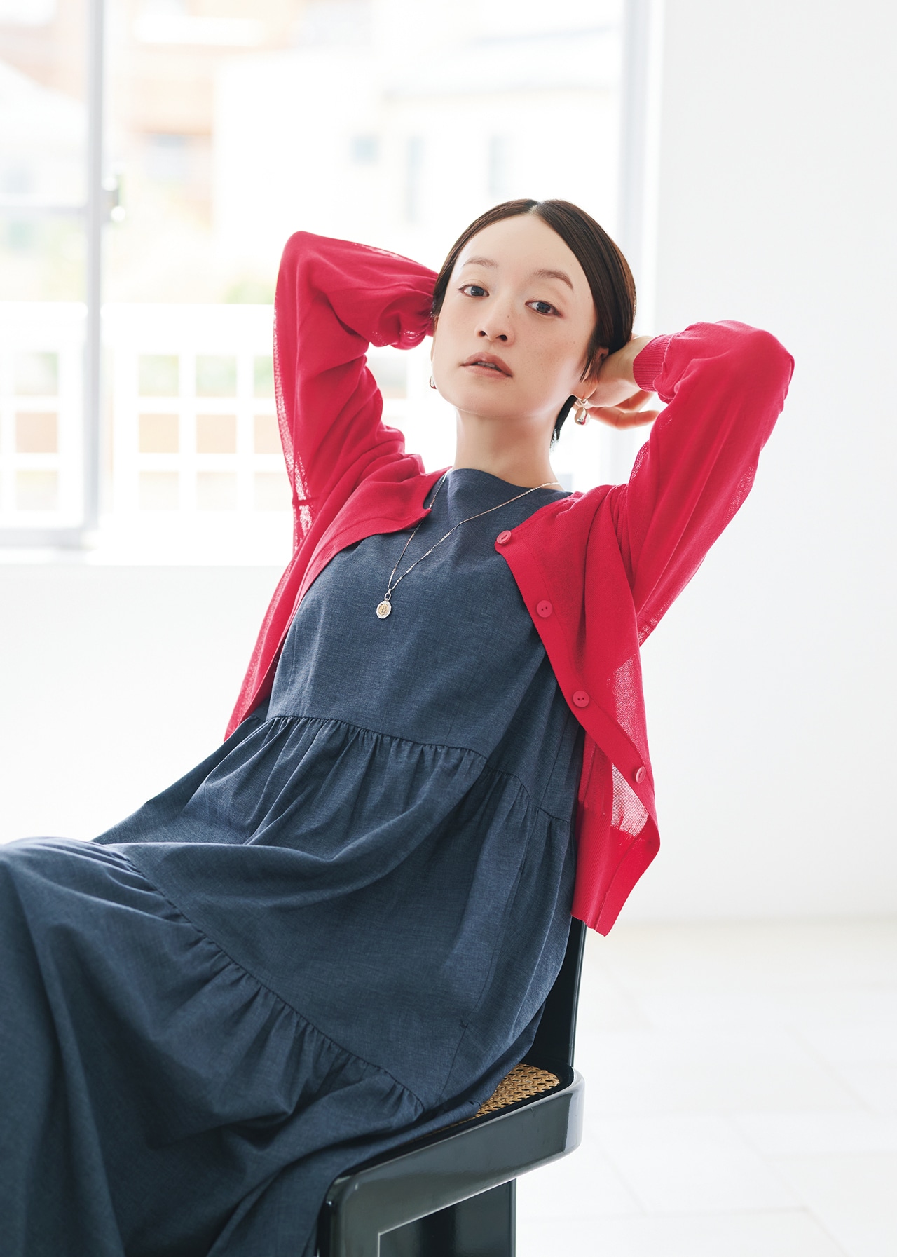 高山 都さんのLEE限定 12closet（トゥエルブクローゼット）【洗える】前後2wayシアーカーディガンのコーデ