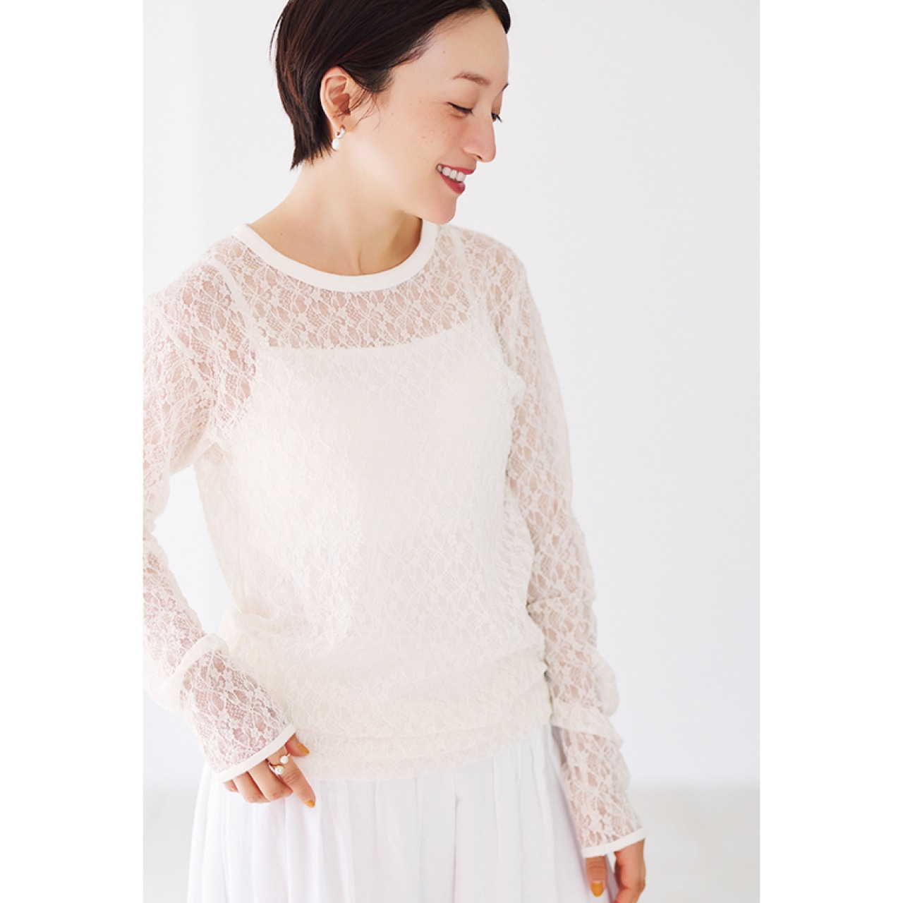 詰まった衿ぐりには、クリーンな印象を一層高める白のパイピング付き。下にキャミを重ねれば、デコルテや腕の透け感を楽しめます。