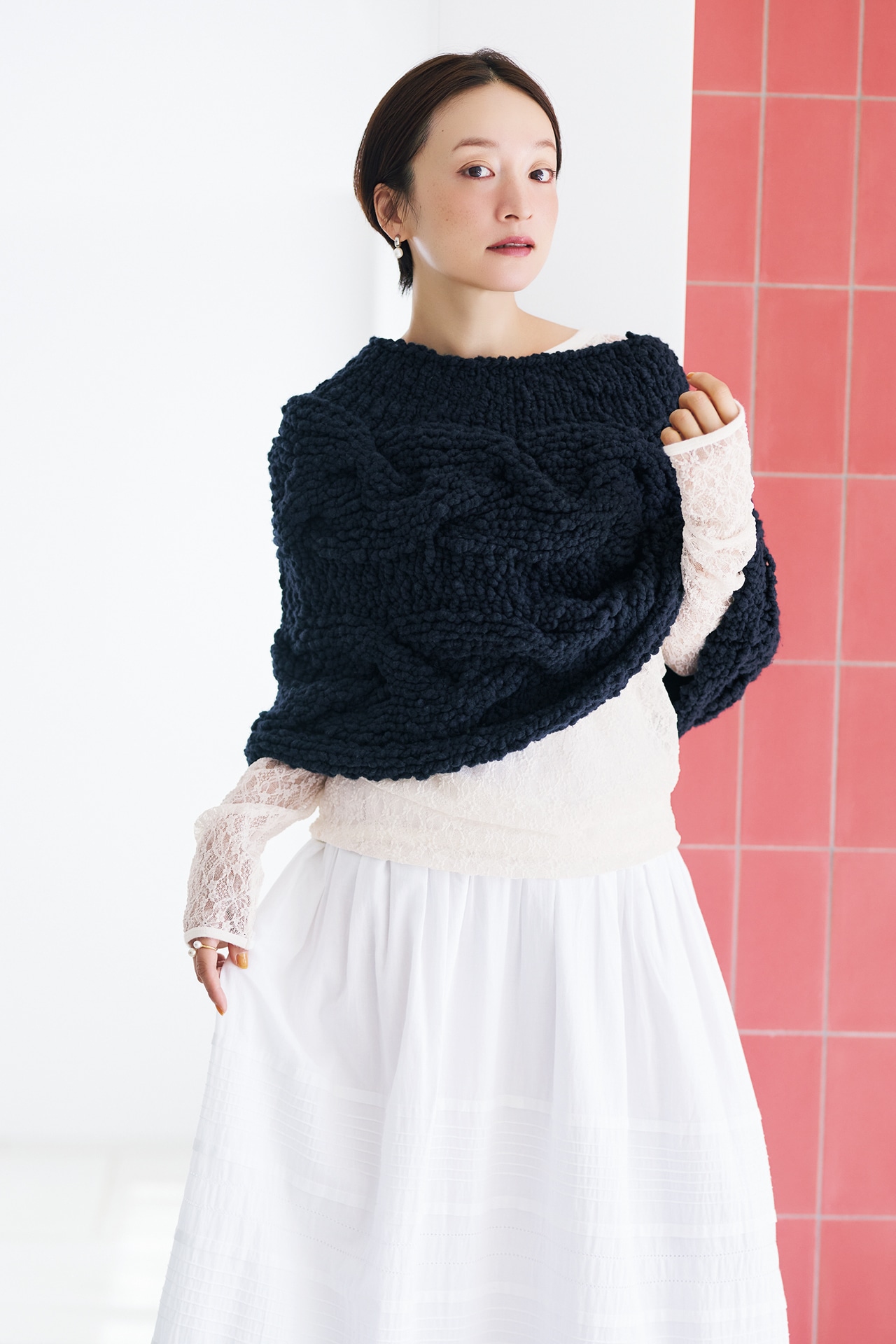 高山 都さんのLEEマルシェ初 IRONING（アイロニング）【洗える】flower lace long slvとIRONING（アイロニング）cable capeのコーデ