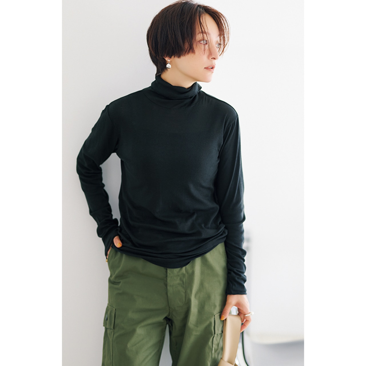 ブラックのタートルは体につかず離れずの絶妙なサイジング。今年らしく丈と袖を長めに設定しているので、一枚でもニュアンス満点。
