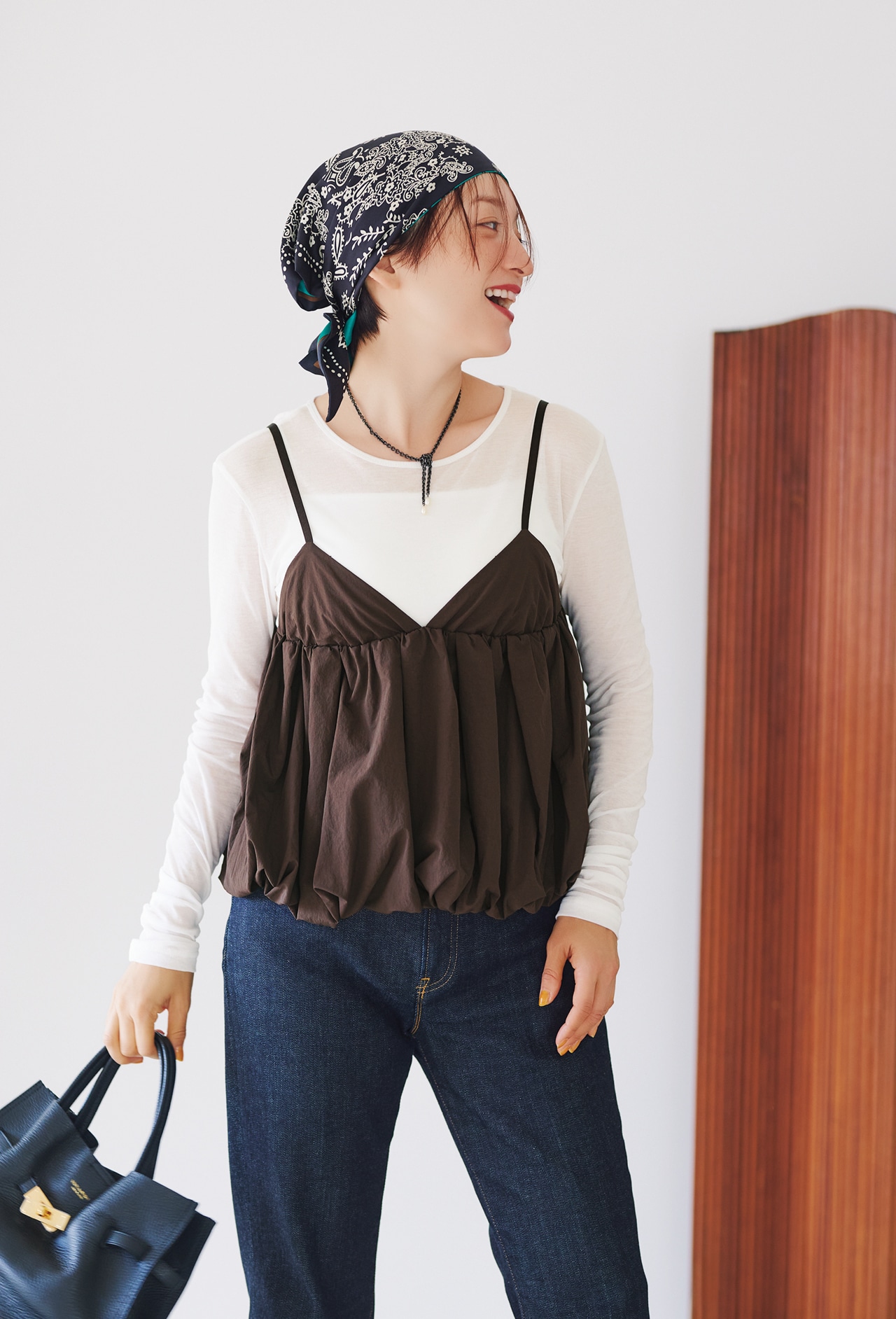 高山 都さんのemmi（エミ）【洗える】ナイロンバルーンビスチェとLEE限定 12closet（トゥエルブクローゼット）【洗える】【福田麻琴さんコラボ】シアークルーカットソーのコーデ