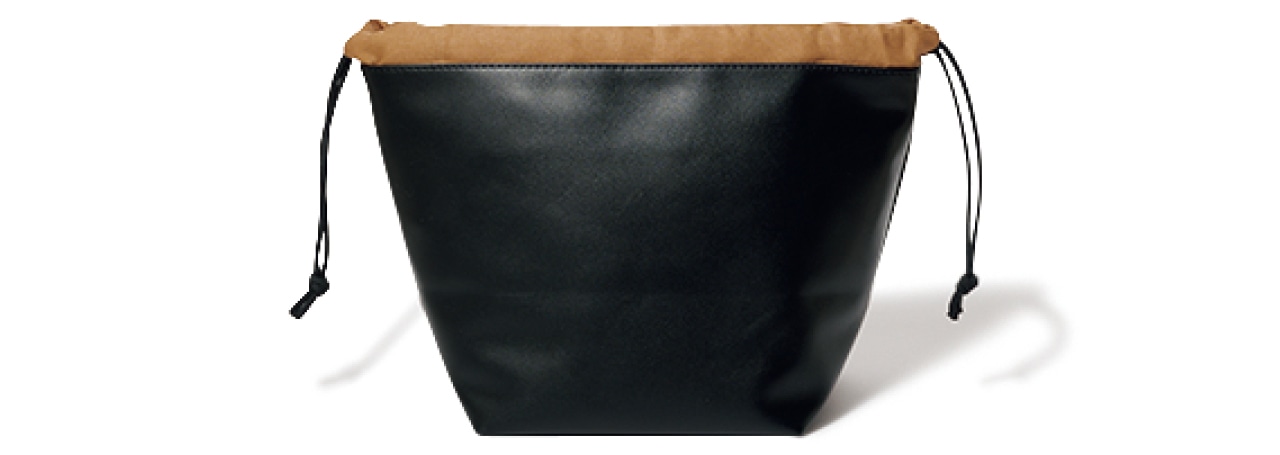 ショルダー部分と同色の合皮を使った巾着ポーチが付属。こちらも底があり収納力抜群！