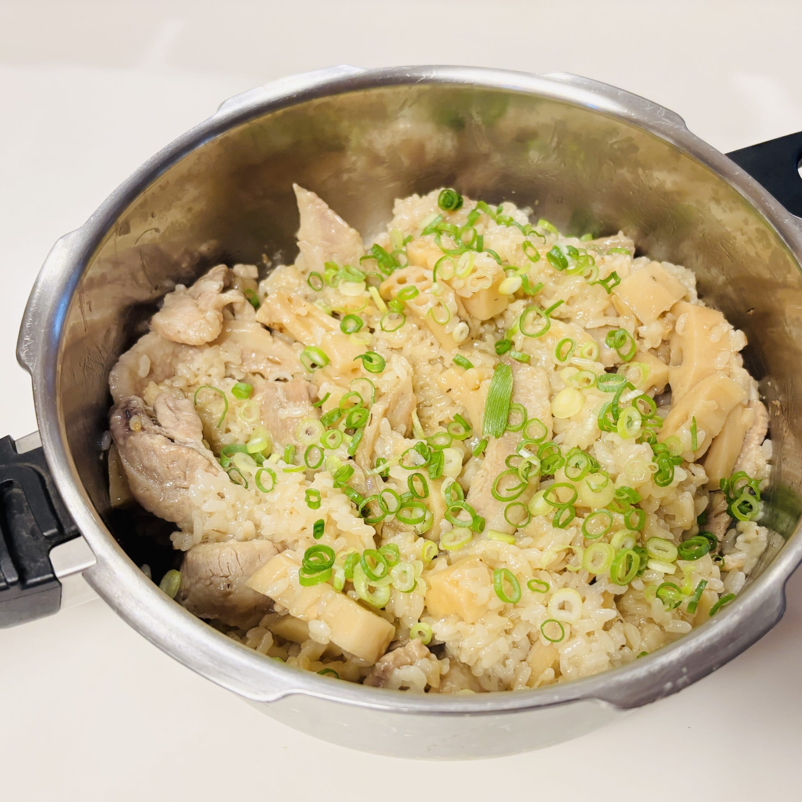 炊きあがったワタナベマキさんの『豚バラとれんこんのみそ炊き込みごはん』