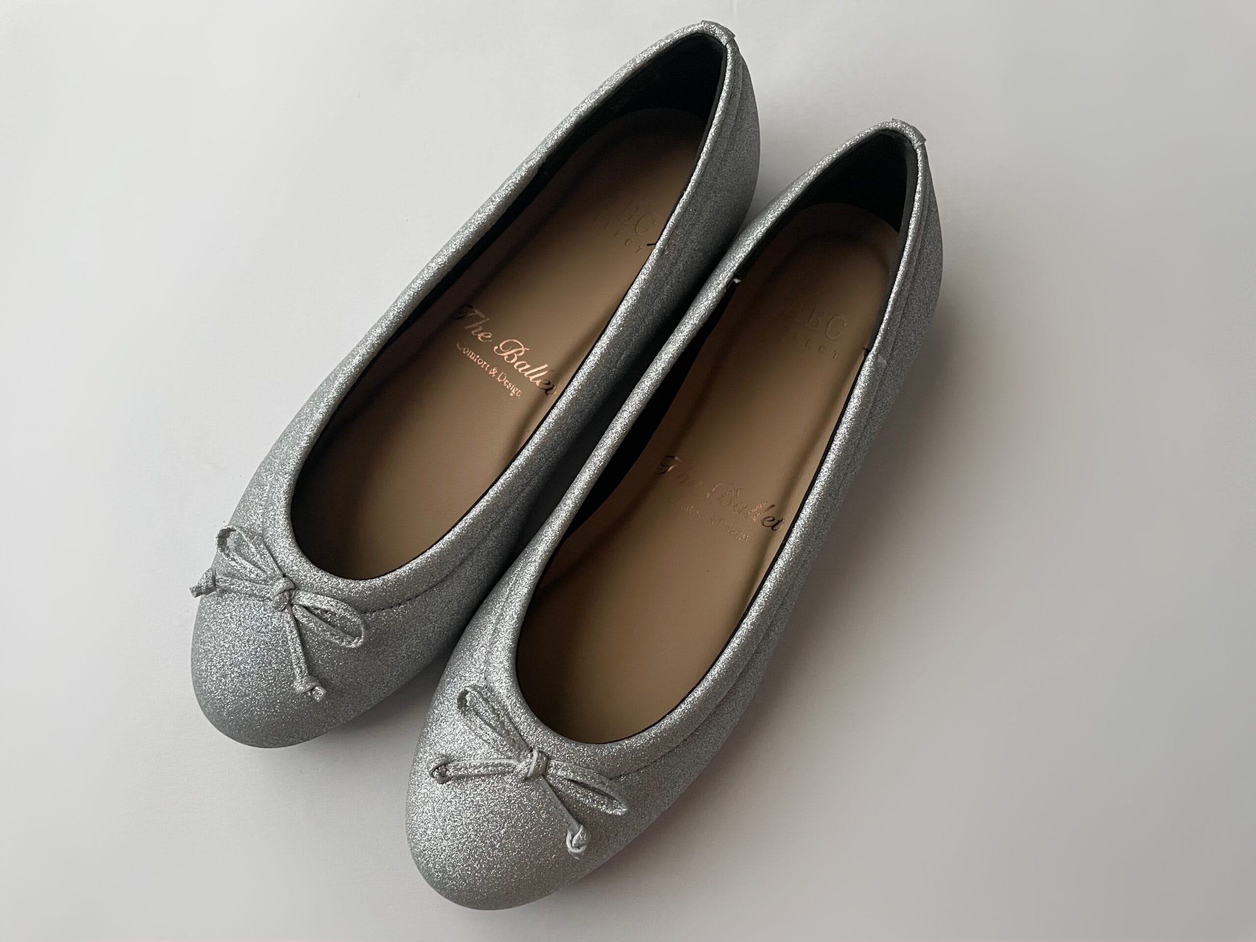 COCOCee（ここちぃ）バレエパンプスのシルバーグリッターを上から撮った写真。