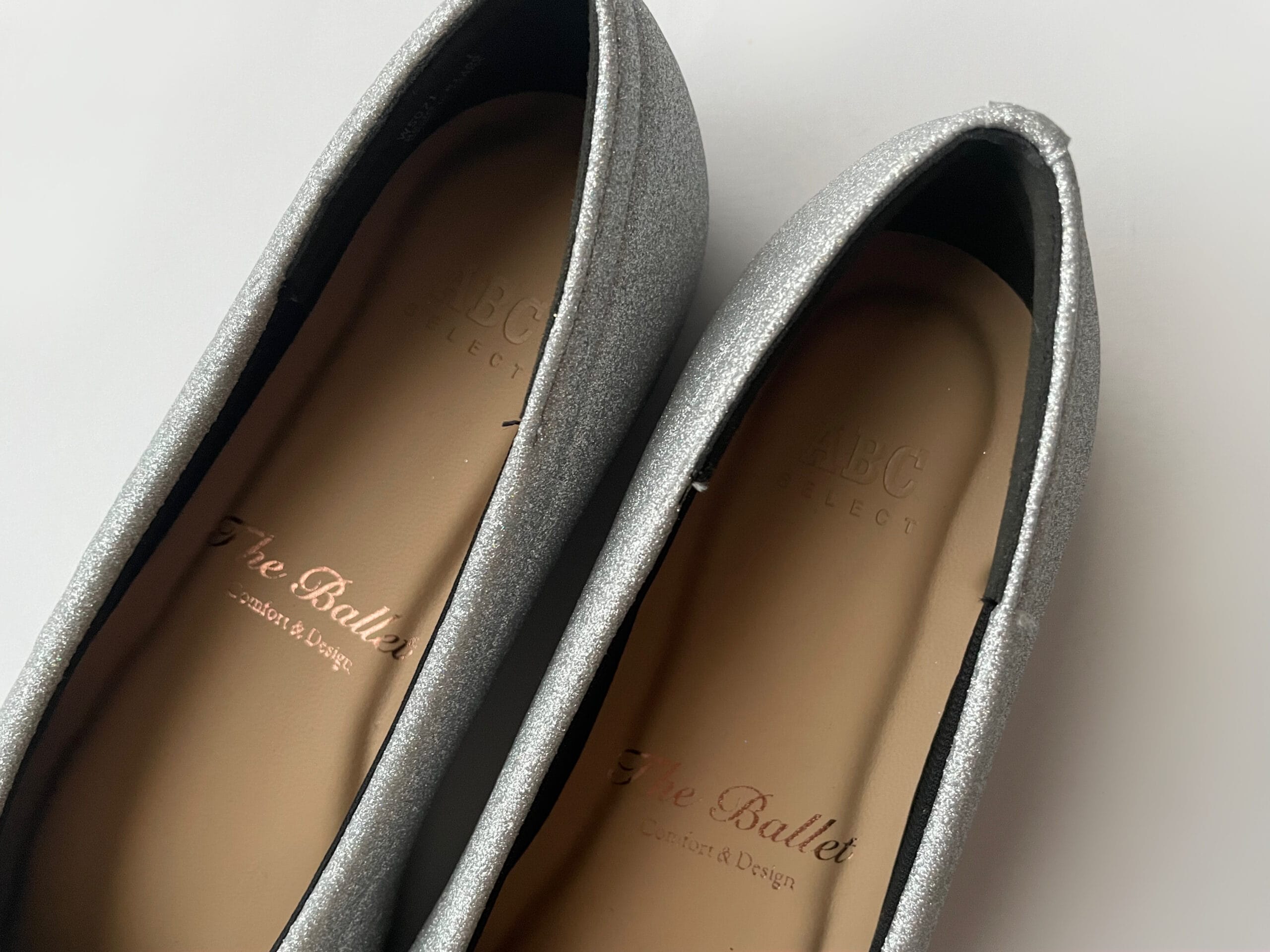 “COCOCee（ここちぃ）”シリーズのバレエパンプス（シルバーグリッター）のかかと部分をクローズアップして上から撮った写真