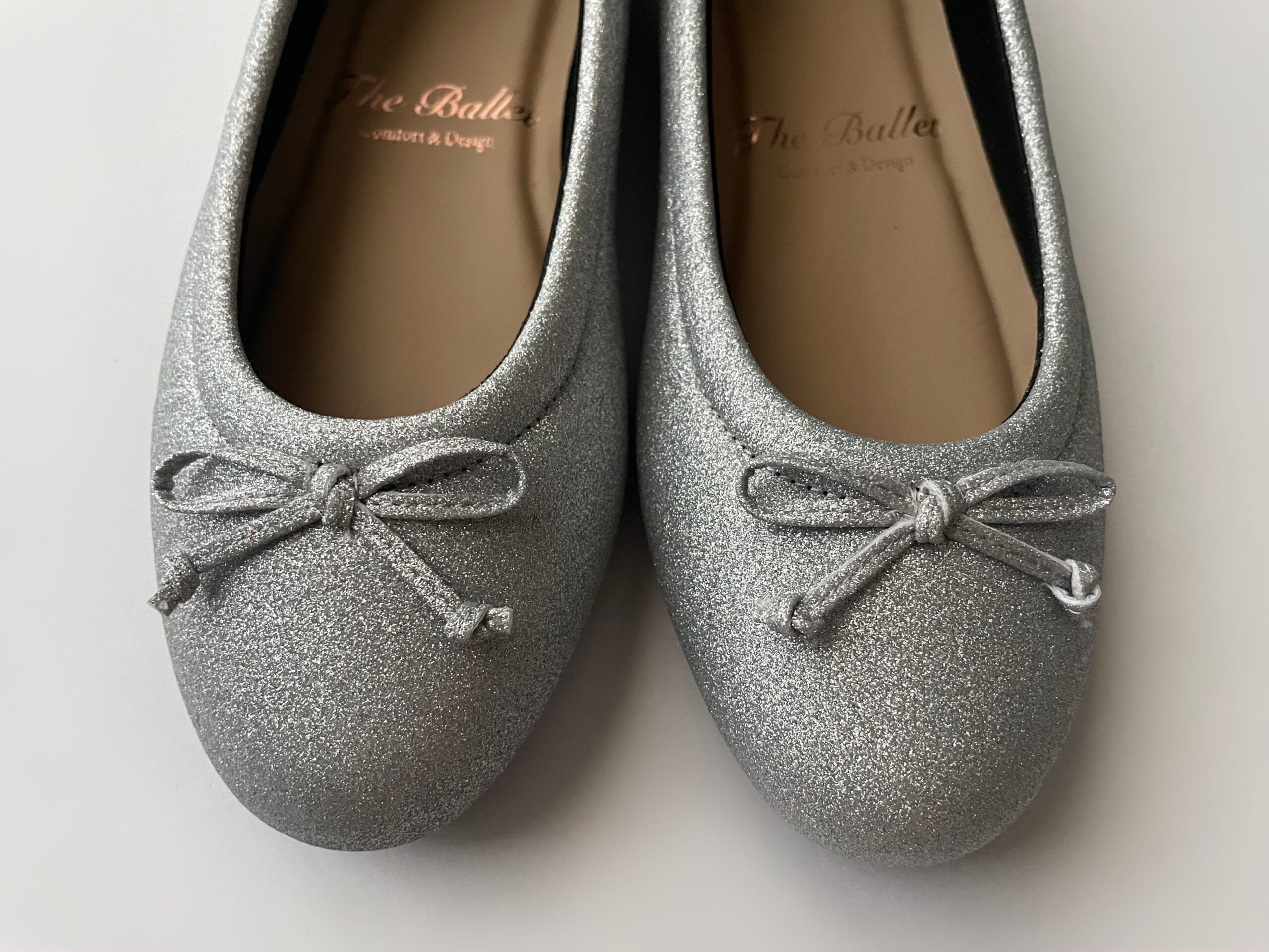 “COCOCee（ここちぃ）”シリーズのバレエパンプス（シルバーグリッター）を正面から寄りで撮った写真