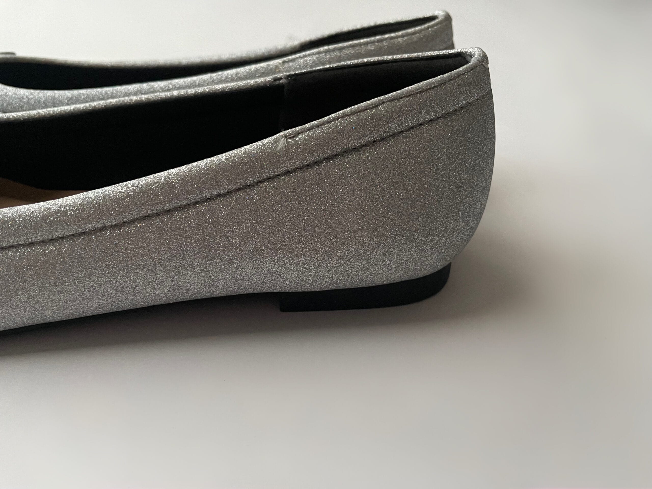 “COCOCee（ここちぃ）”シリーズのバレエパンプス（シルバーグリッター）のヒール部分の写真