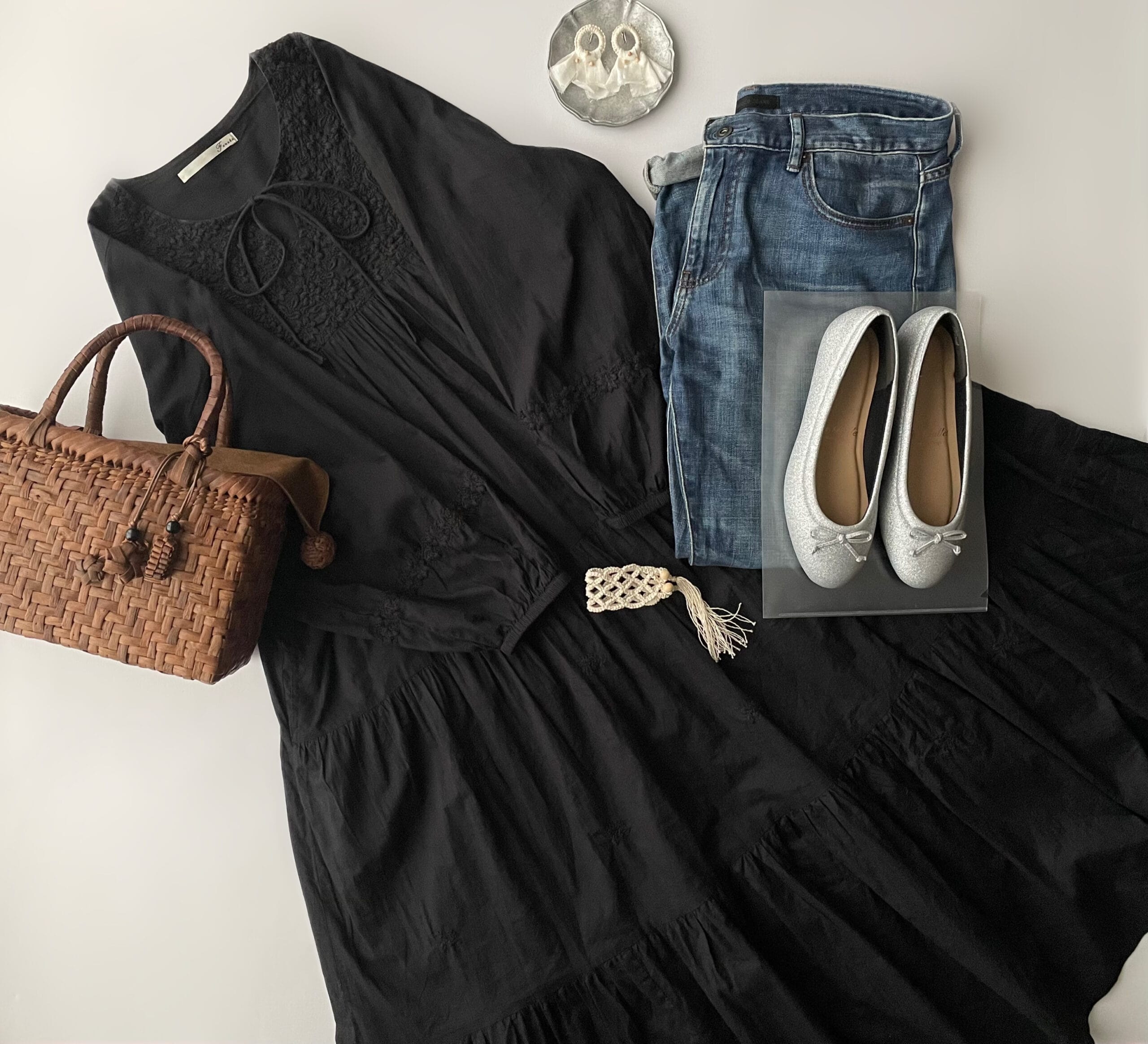 “COCOCee（ここちぃ）”シリーズのバレエPUFFパンプス（シルバーグリッター）と、黒刺繍ワンピース、デニムパンツを合わせたフラットレイ画像。