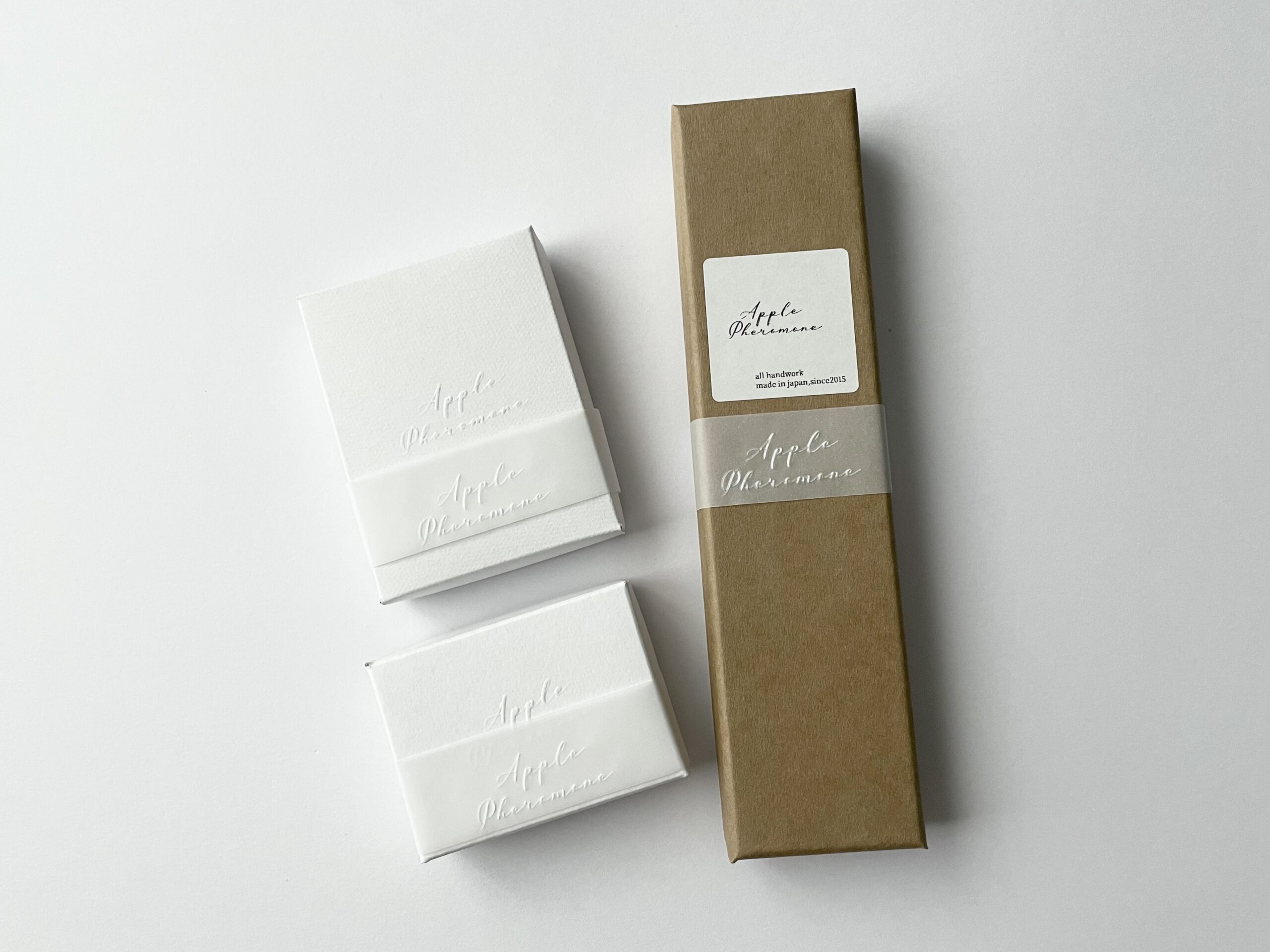 Applepheromone（アップルフェロモン）のブランドロゴの入った箱3つ。