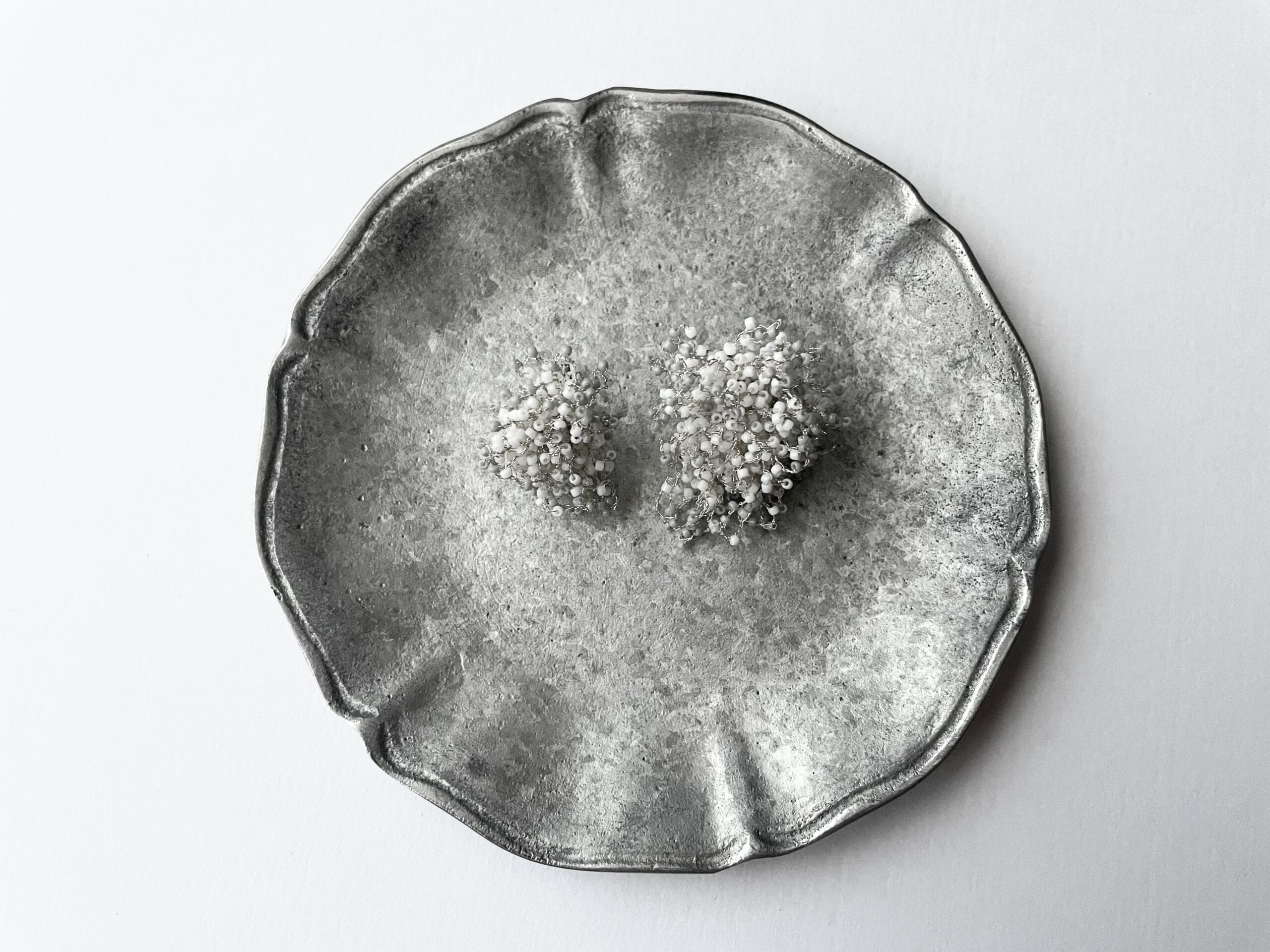 Applepheromone（アップルフェロモン）のガラスビーズと銀糸のイヤリング写真1。アルミプレートの上にのせている。