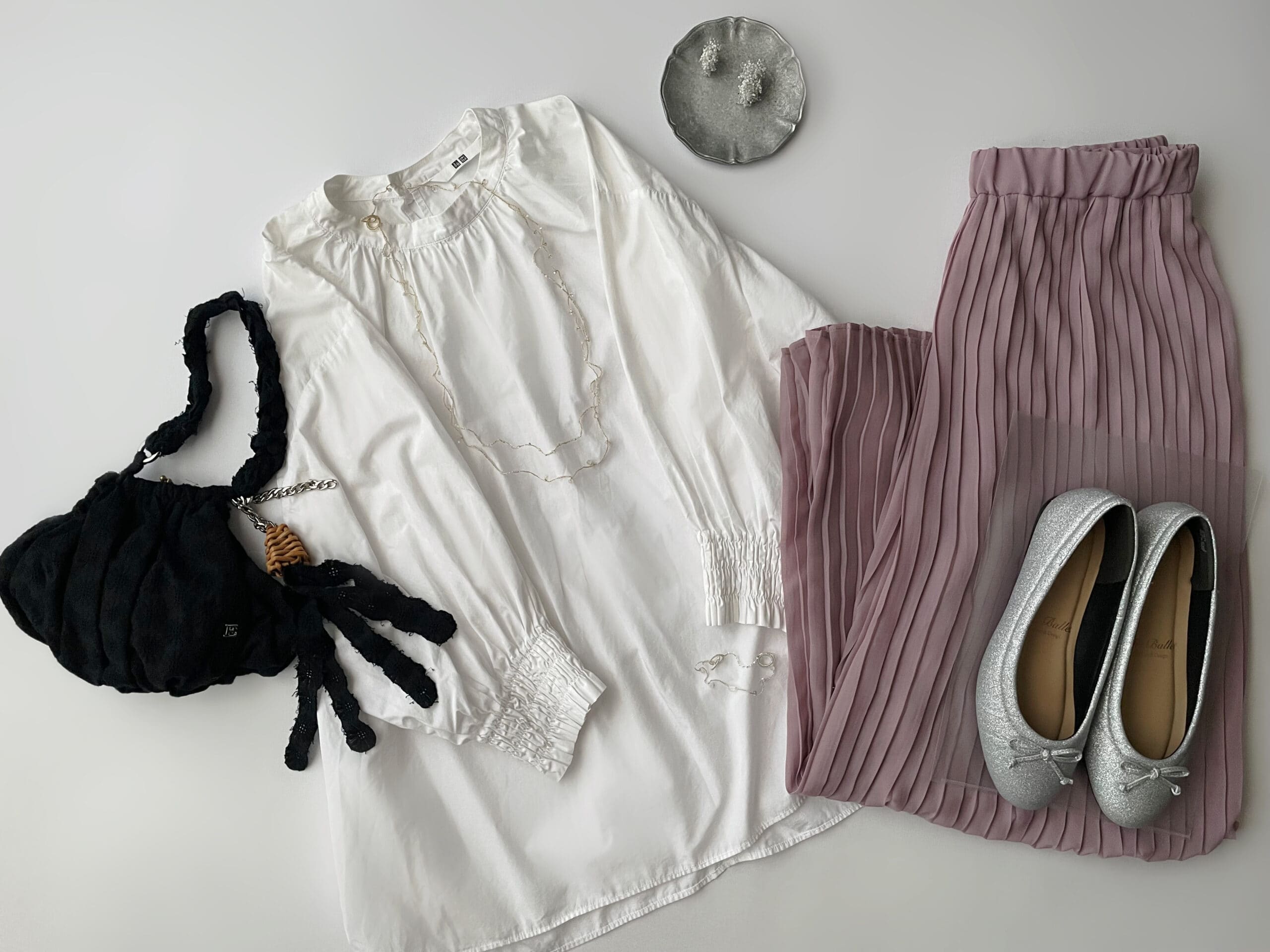 “COCOCee（ここちぃ）”シリーズのバレエパンプス（シルバーグリッター）と白のギャザーブラウス、ピンクのシフォンプリーツパンツを合わせたフラットレイ画像。