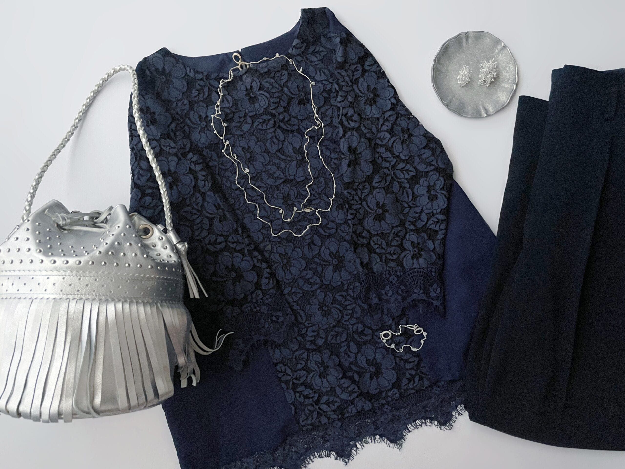 メルローのセットアップにアップルフェロモンのアクセサリー3点を合わせてみたコーデのフラットレイ画像。