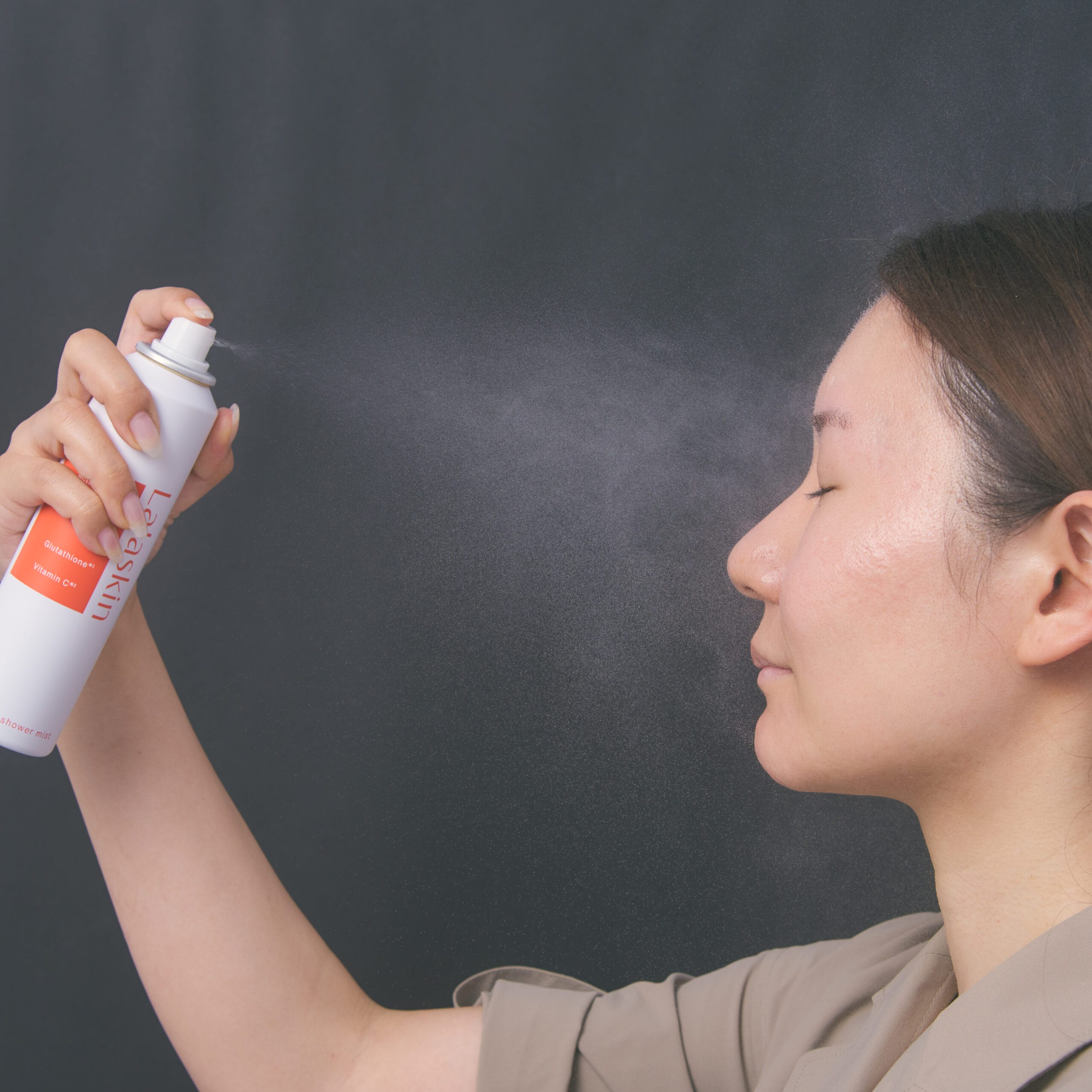 水光シャワーミストを使用しているところ。