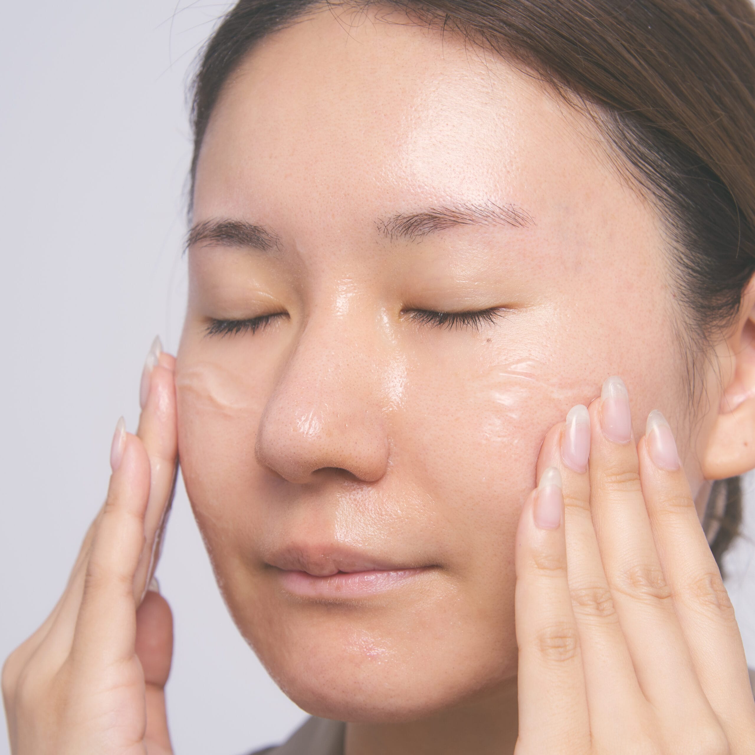 白玉ピーリングジェル洗顔を使っているところ。