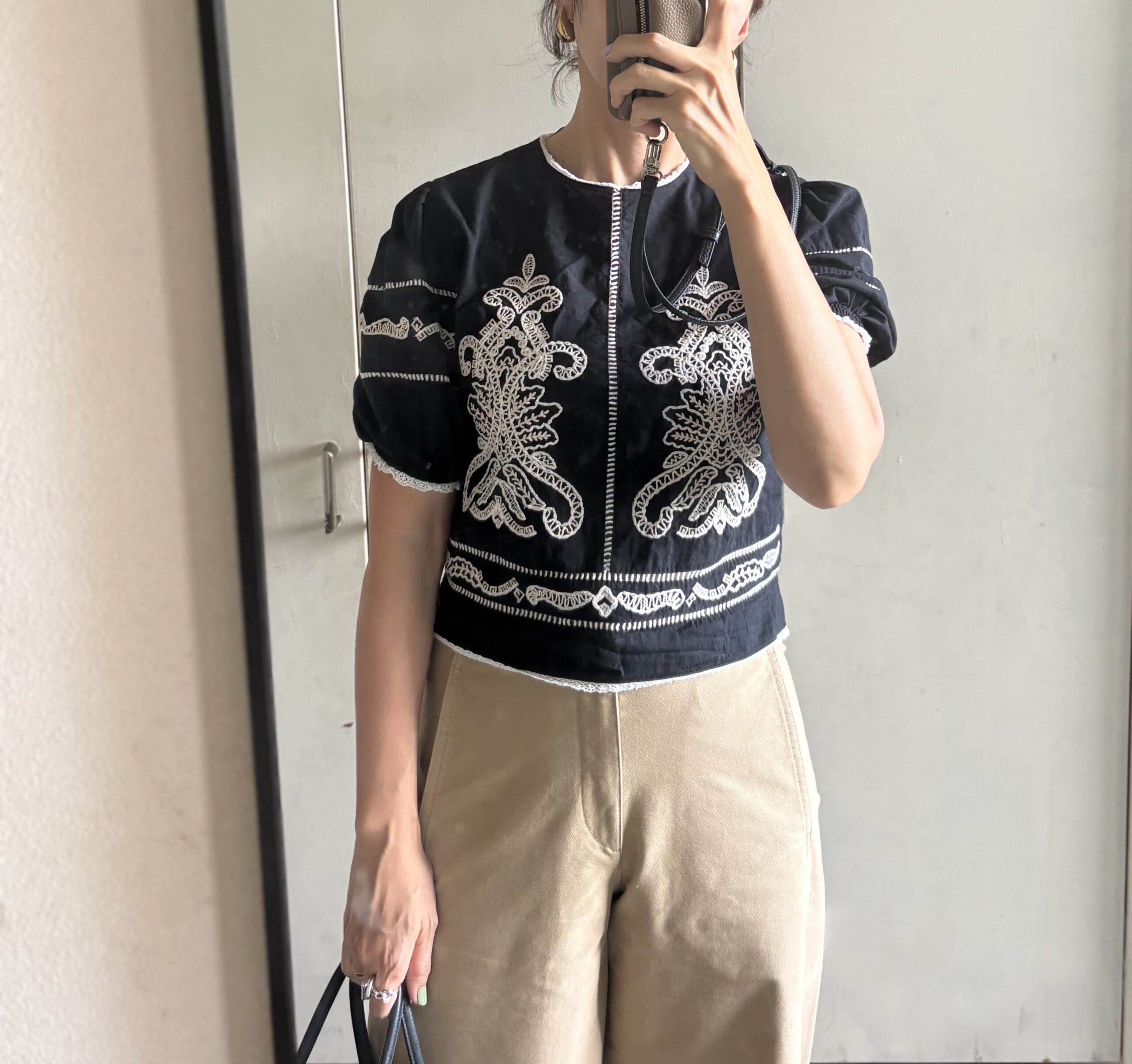 ZARAの刺繍ブラウスを使った40代のチノパンコーデ