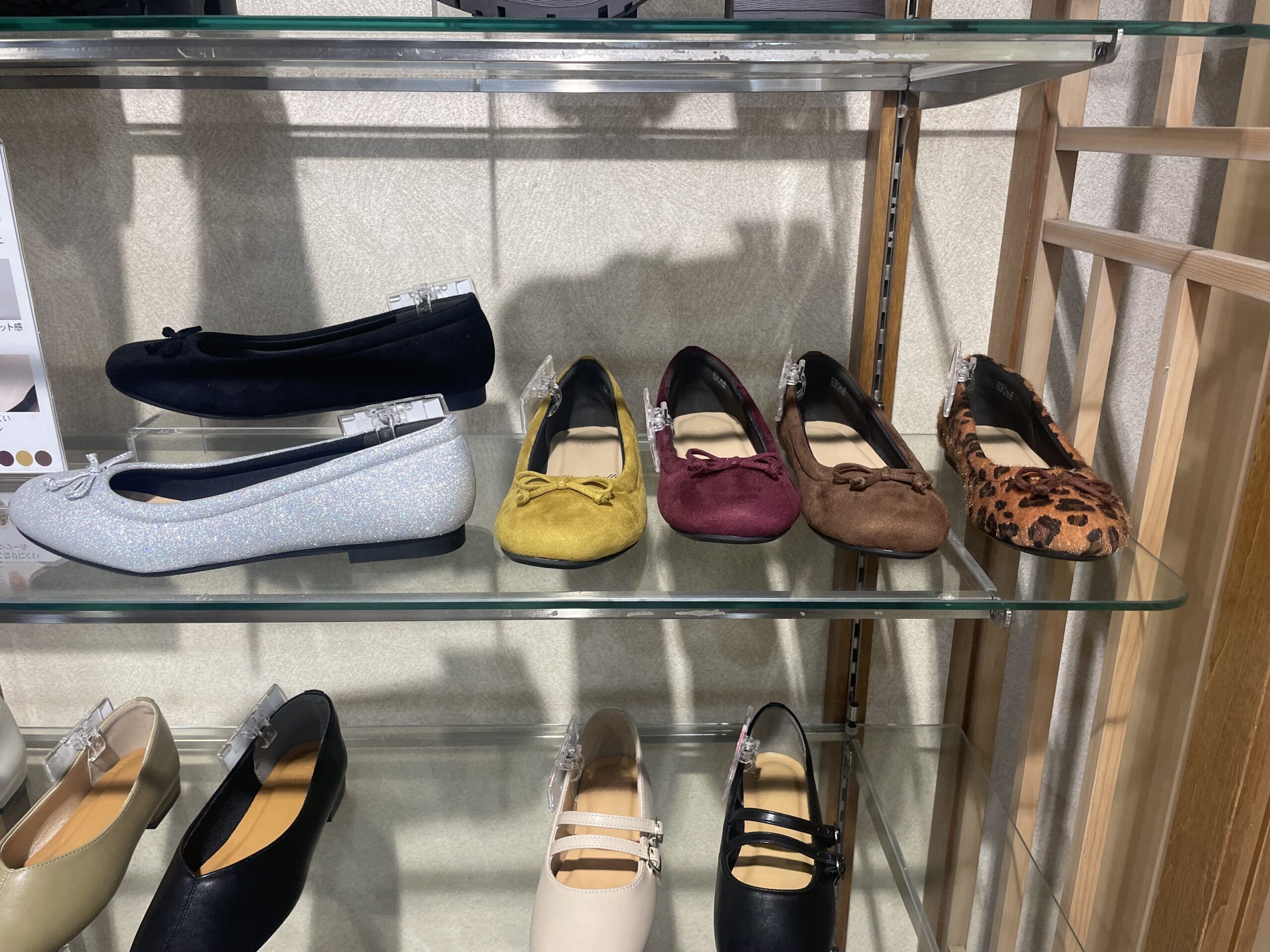 “COCOCee（ここちぃ）”シリーズのバレエパンプス、スエードの黒、シルバー、スエードのイエロー、スエードのバーガンディー、スエードのブラウン、レオパードが並ぶ様子。