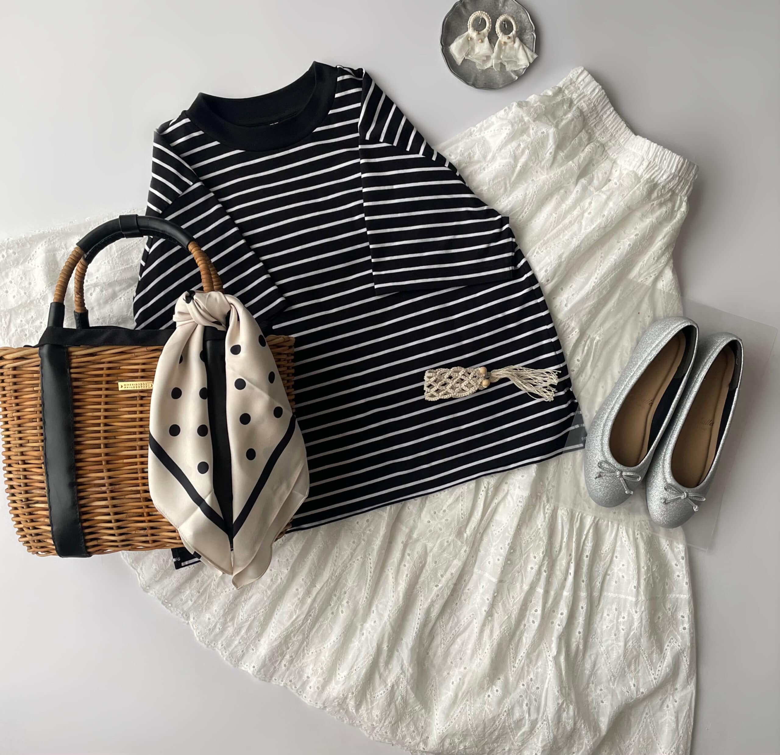 “COCOCee（ここちぃ）”シリーズのバレエパンプス（シルバーグリッター）に黒ボーダーTシャツと白のコットンレーススカートを合わせたフラットレイ画像。
