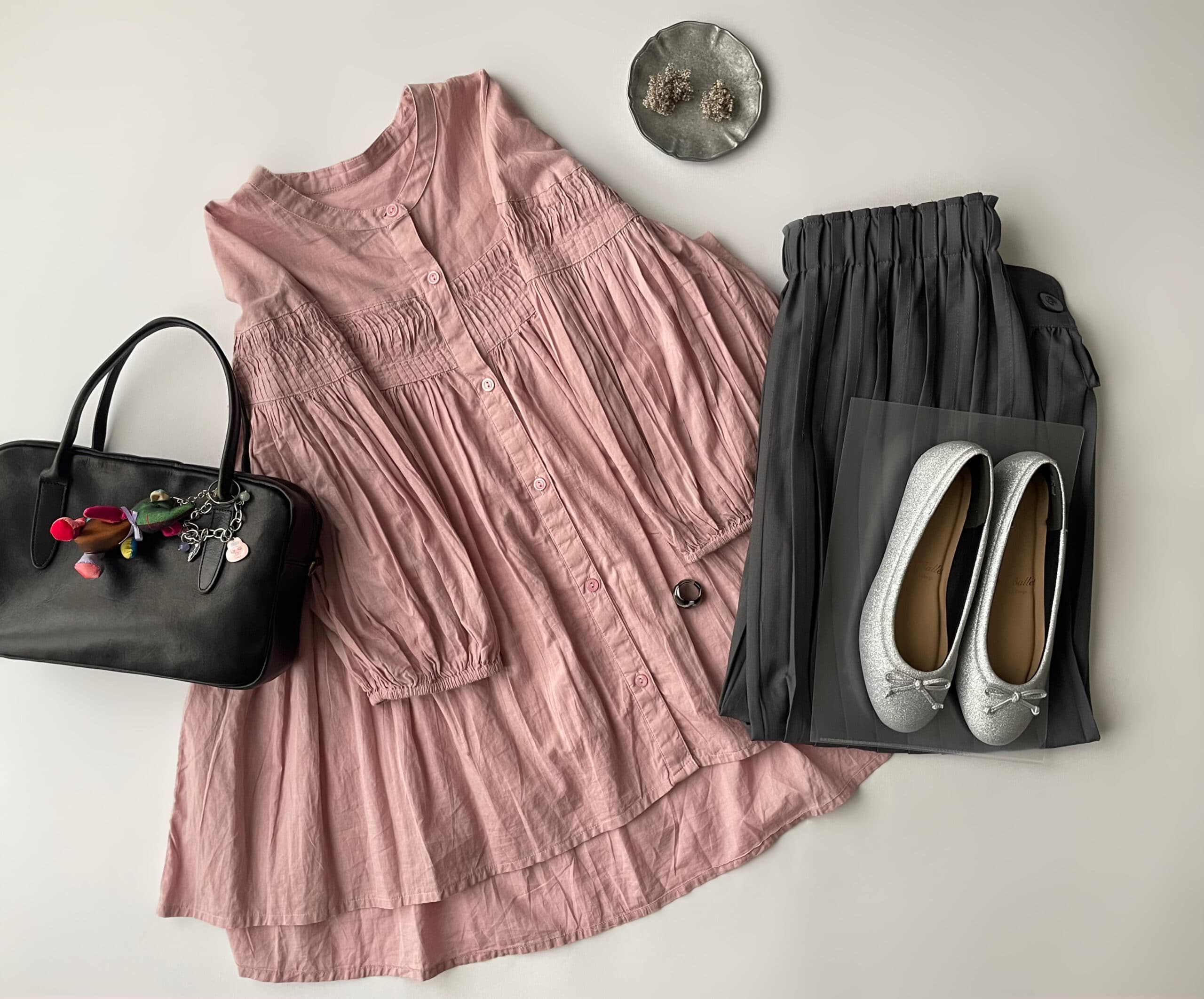 “COCOCee（ここちぃ）”シリーズのバレエパンプス（シルバーグリッター）にピンクのタックブラウス、グレーのタックパンツを合わせたフラットレイ画像