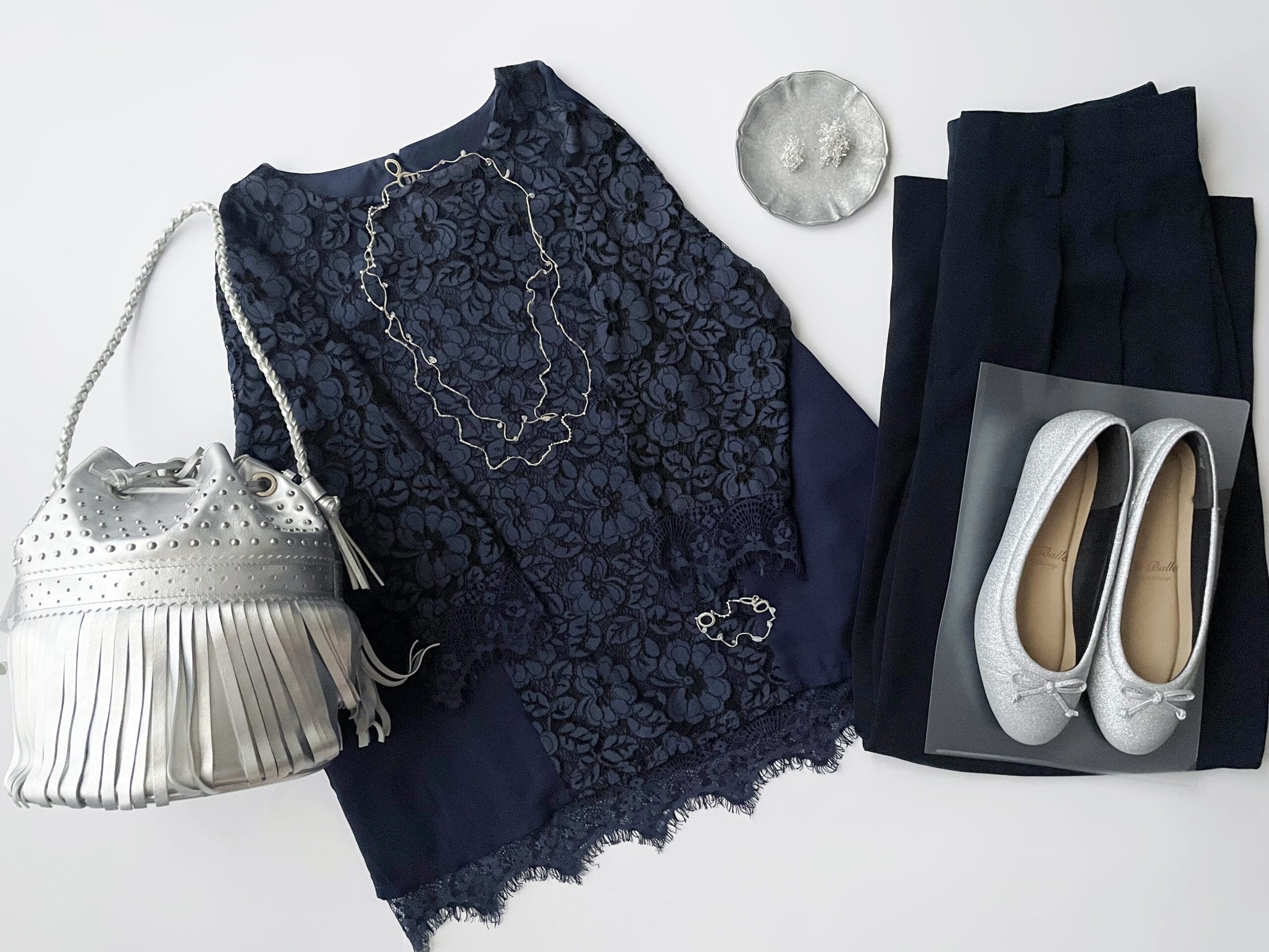 “COCOCee（ここちぃ）”シリーズのバレエパンプス（シルバーグリッター）にメルロー（merlot）のネイビーのセットアップを合わせたフラットレイ画像