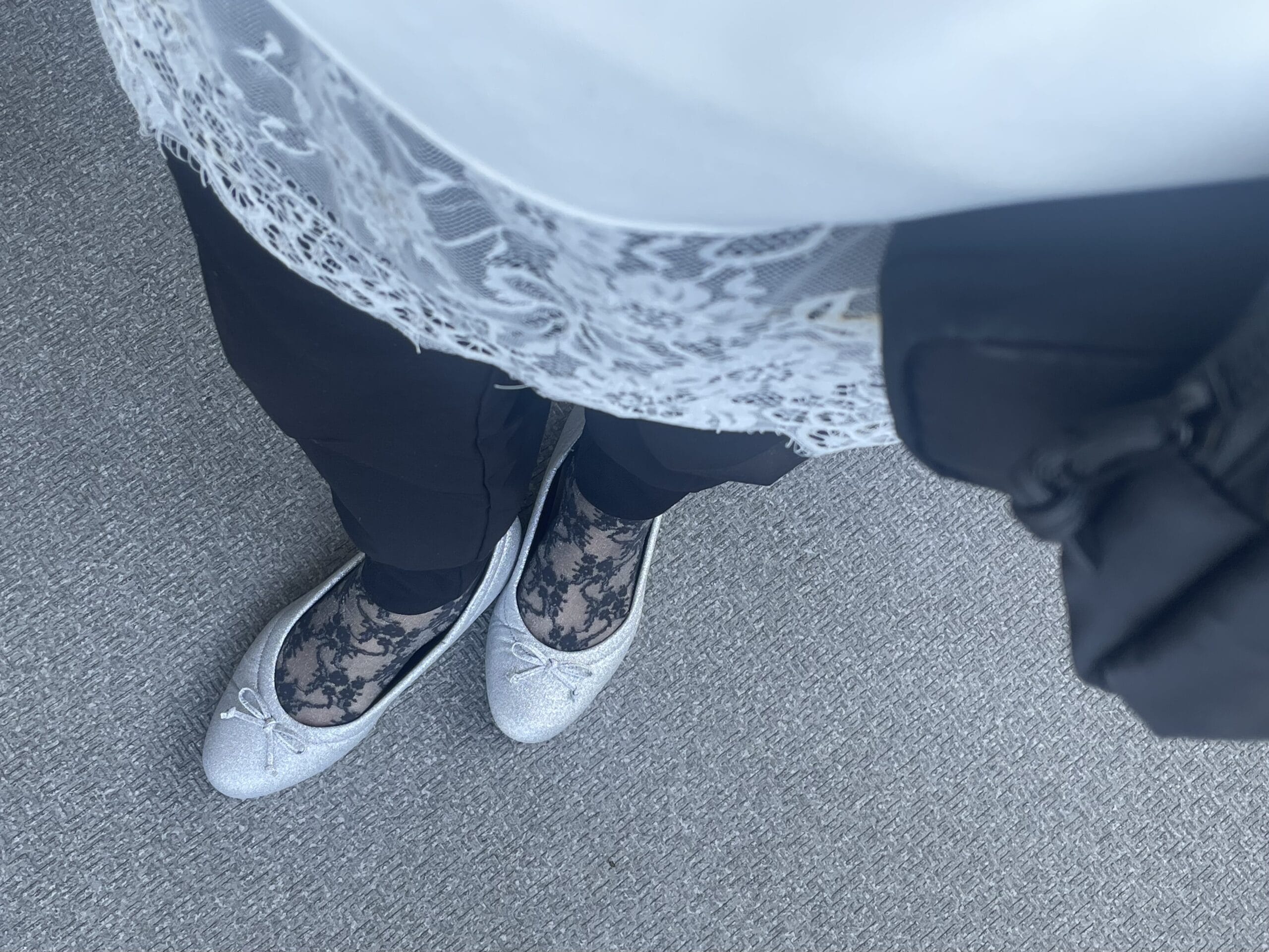 “COCOCee（ここちぃ）”シリーズのバレエパンプス（シルバーグリッター）にレース模様のソックスを合わせて実際に履いてみた写真