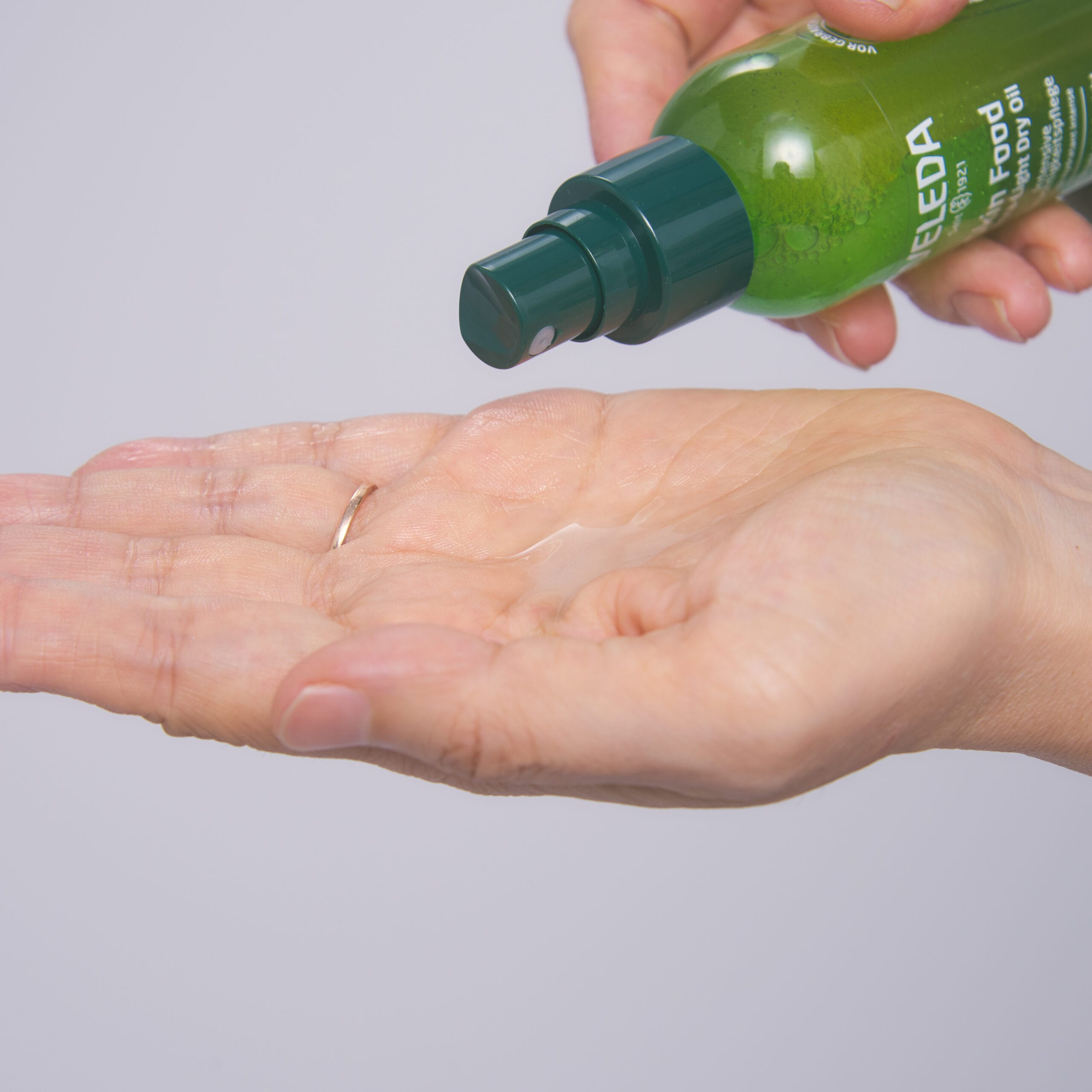 スキンフード ウルトラライトオイルのテクスチャー。