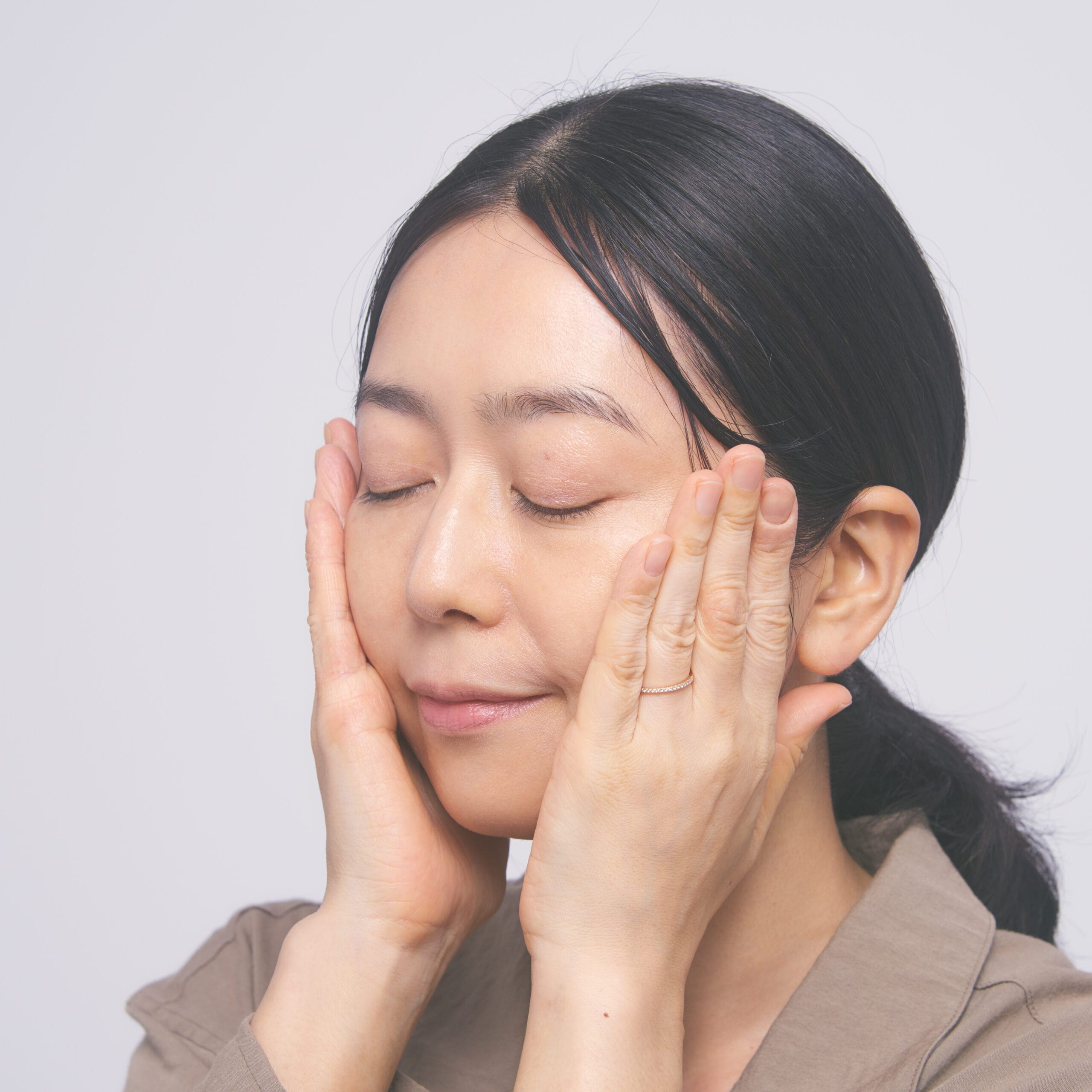 スキンフード ウルトラライトオイルを使っているところ。